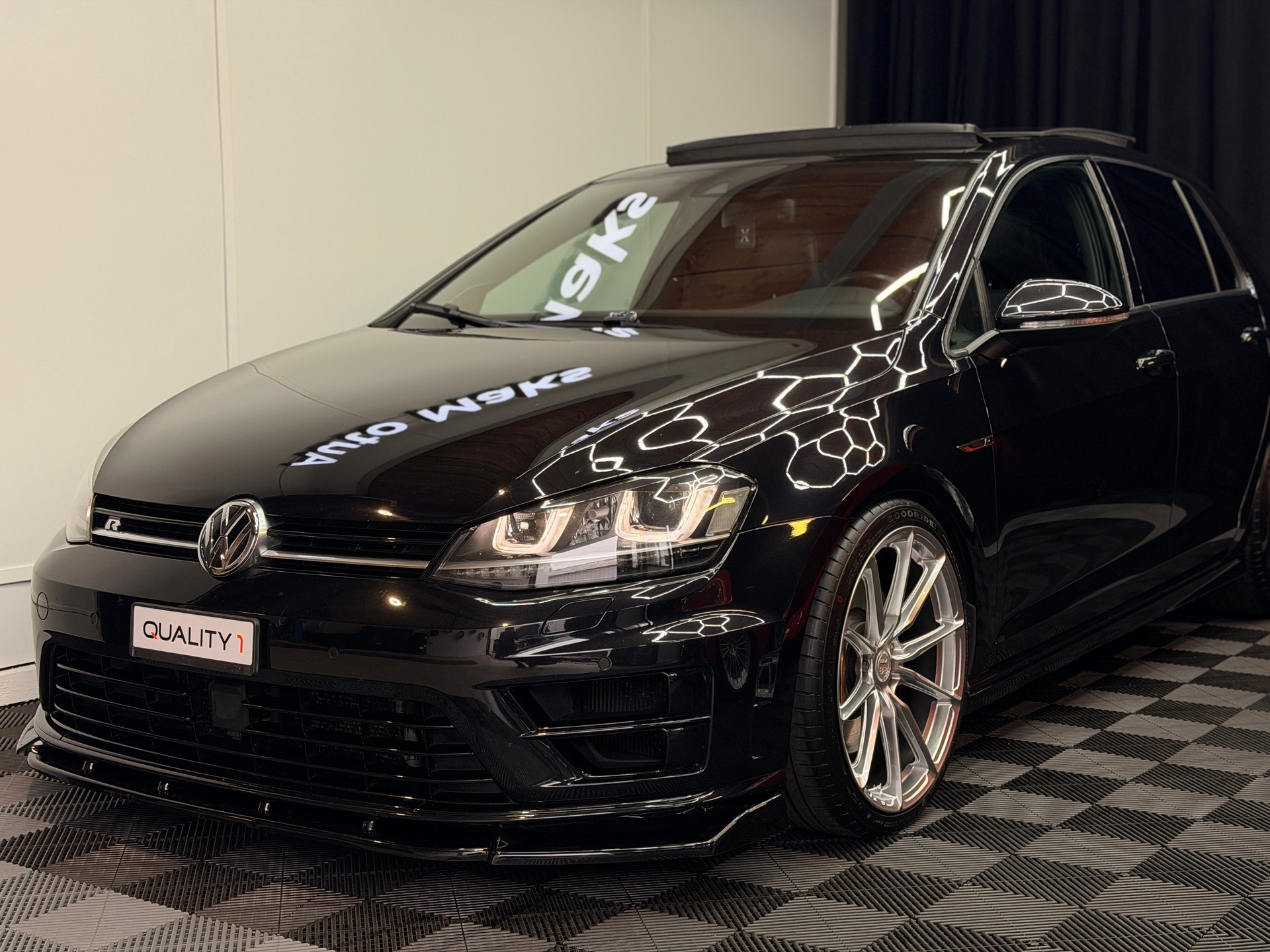 VW Golf 2.0 TSI R 4Motion DSG-showroom-element-3