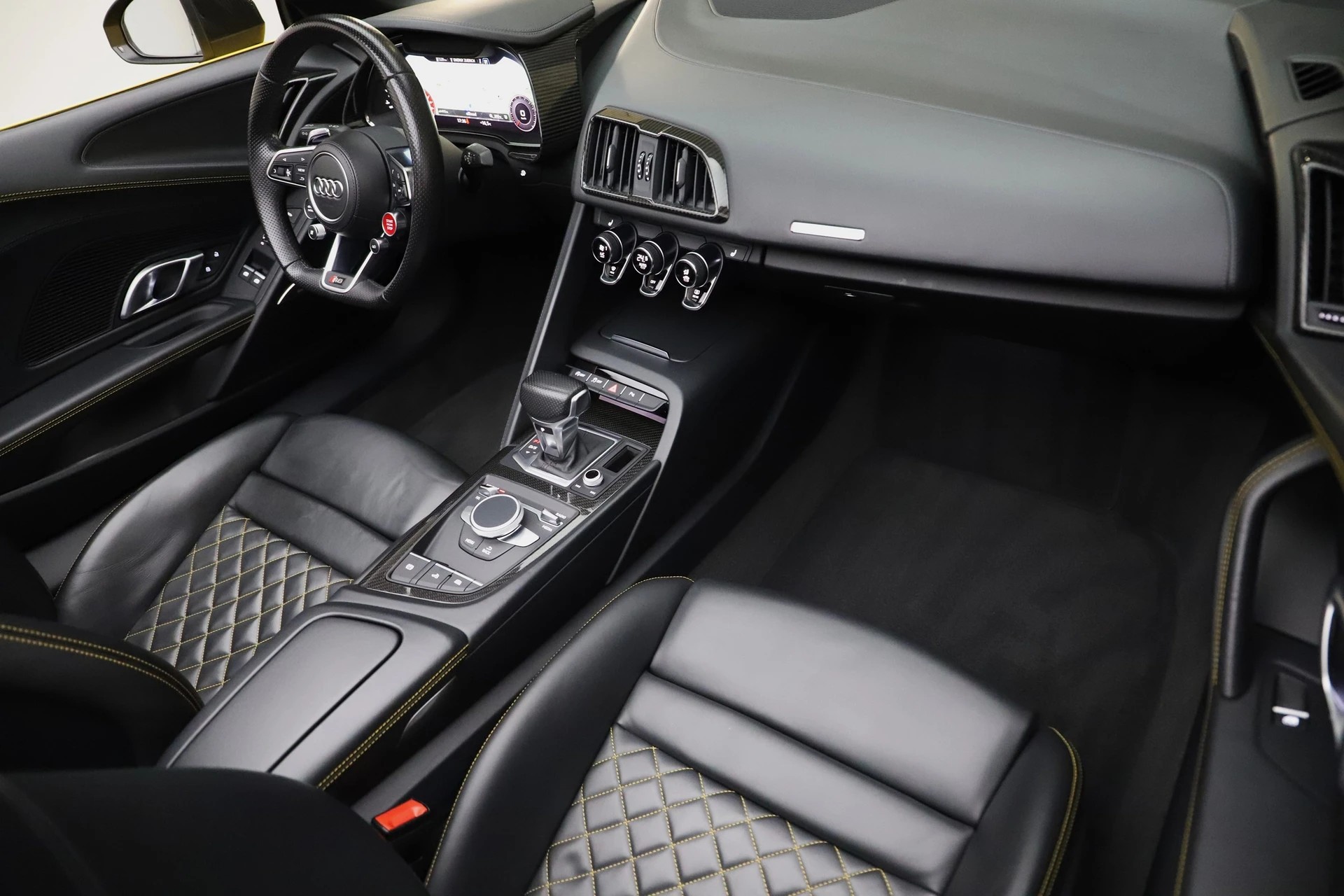 AUDI R8 Spyder 5.2 S-Tronic-image-7