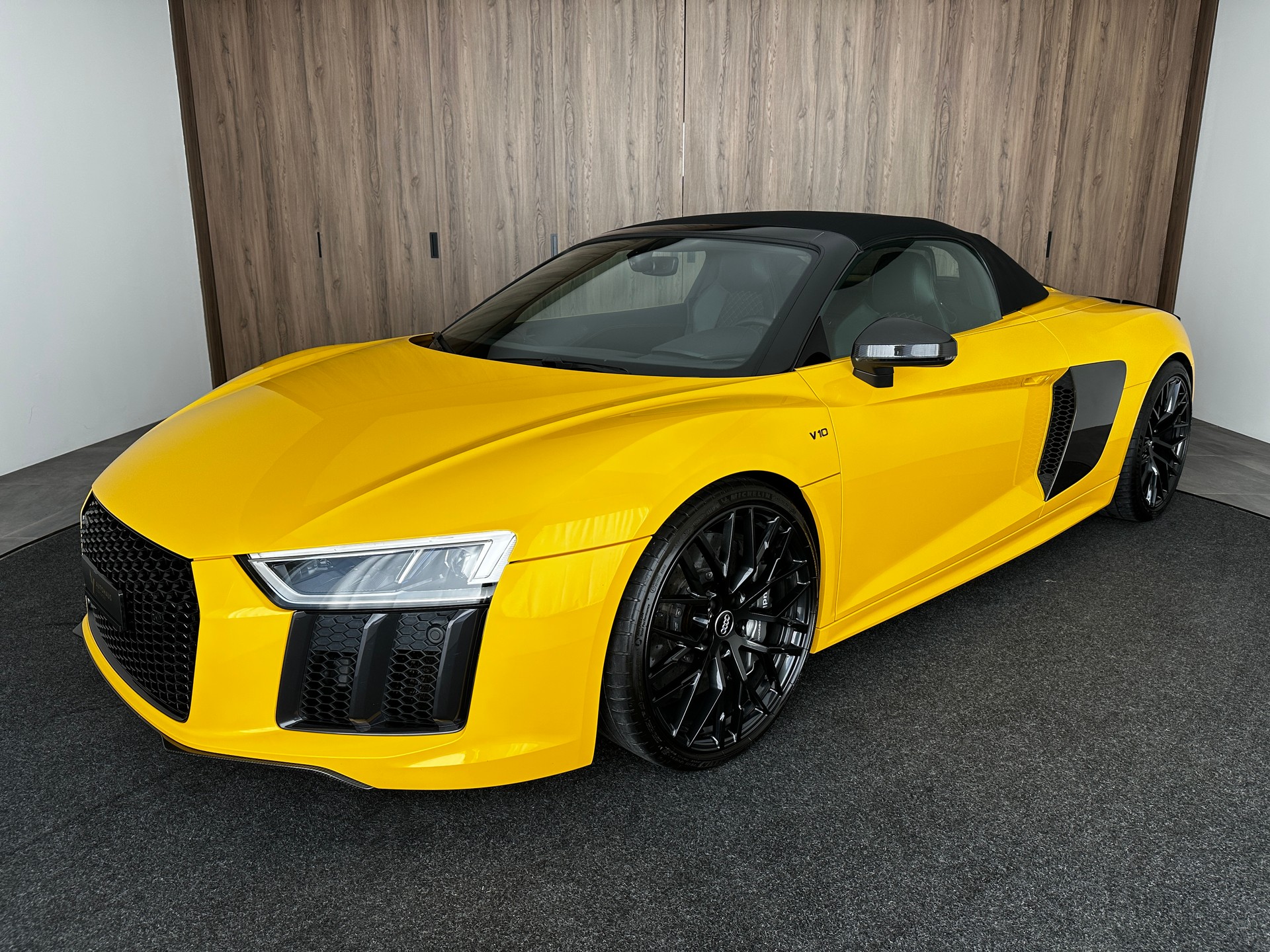 AUDI R8 Spyder 5.2 S-Tronic-image-1