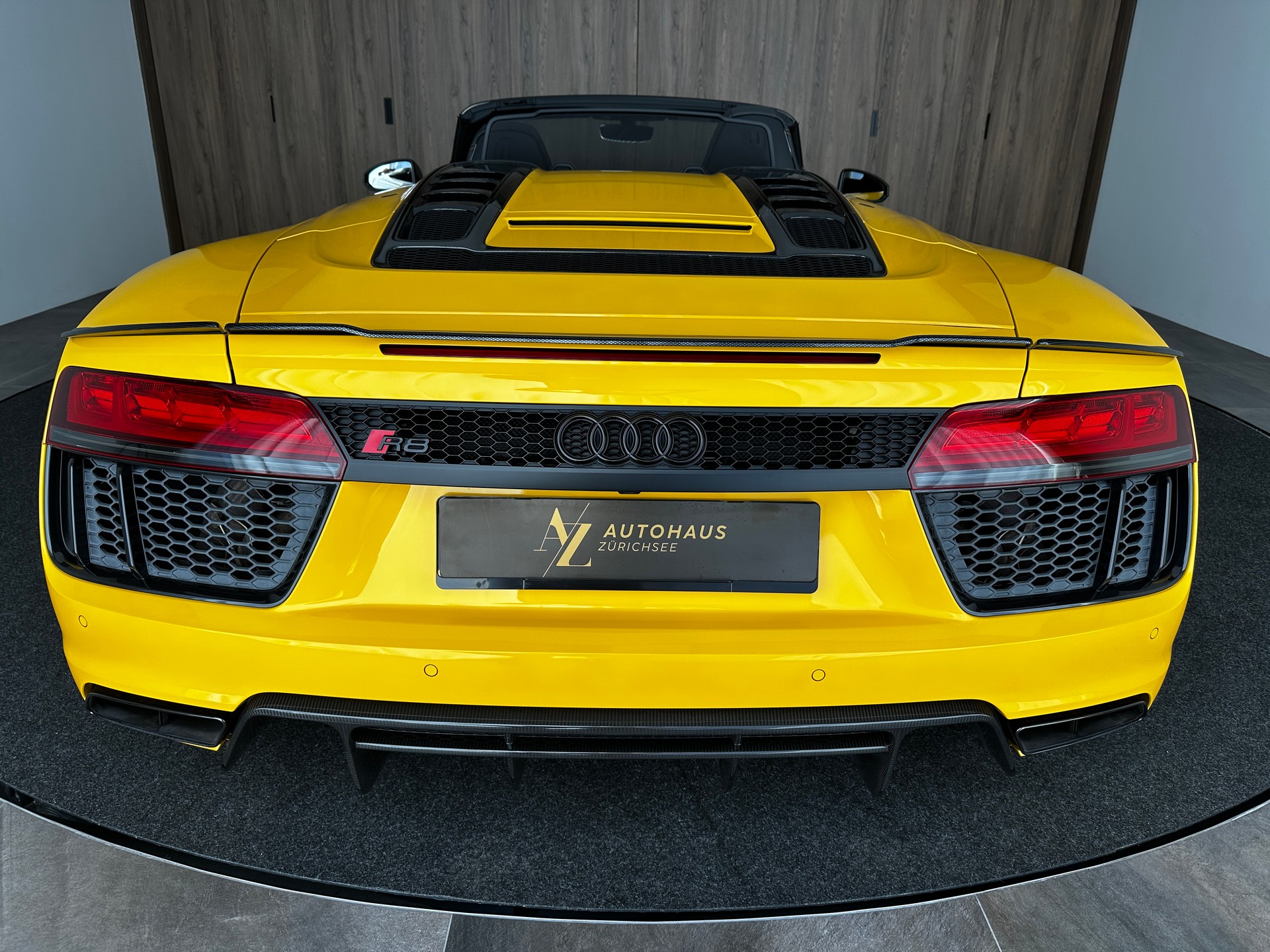 AUDI R8 Spyder 5.2 S-Tronic-image-4