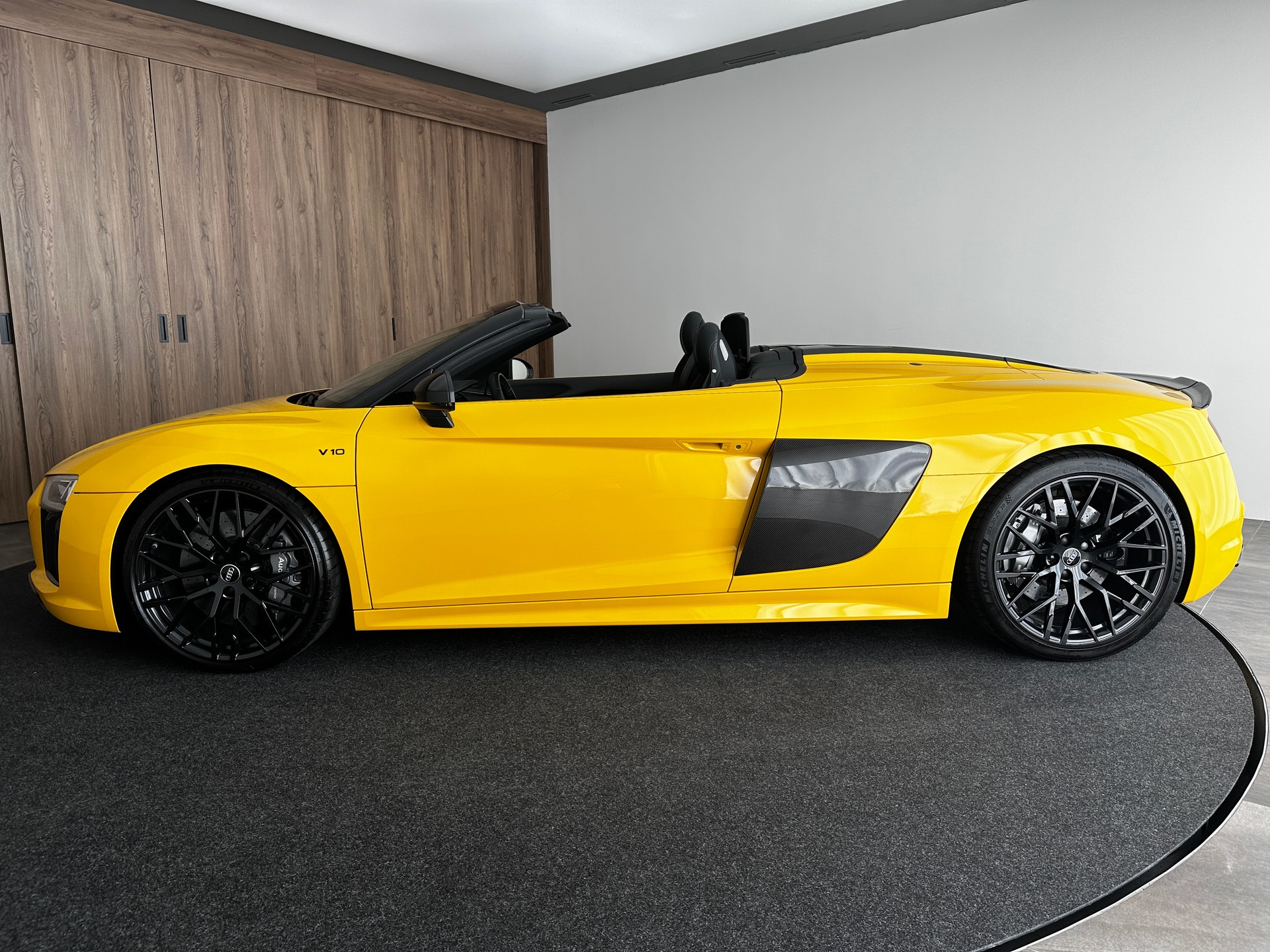 AUDI R8 Spyder 5.2 S-Tronic-image-3
