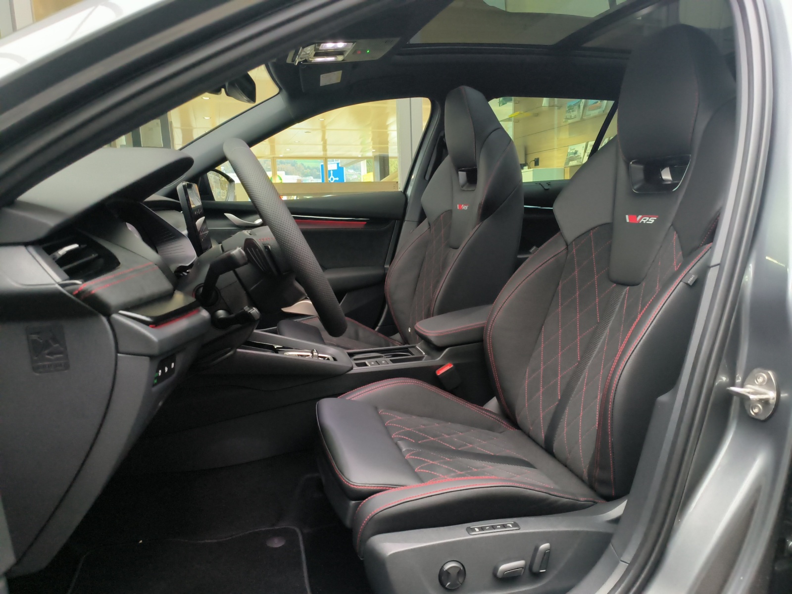 SKODA Octavia Combi 2.0 TSI DSG RS-image-5