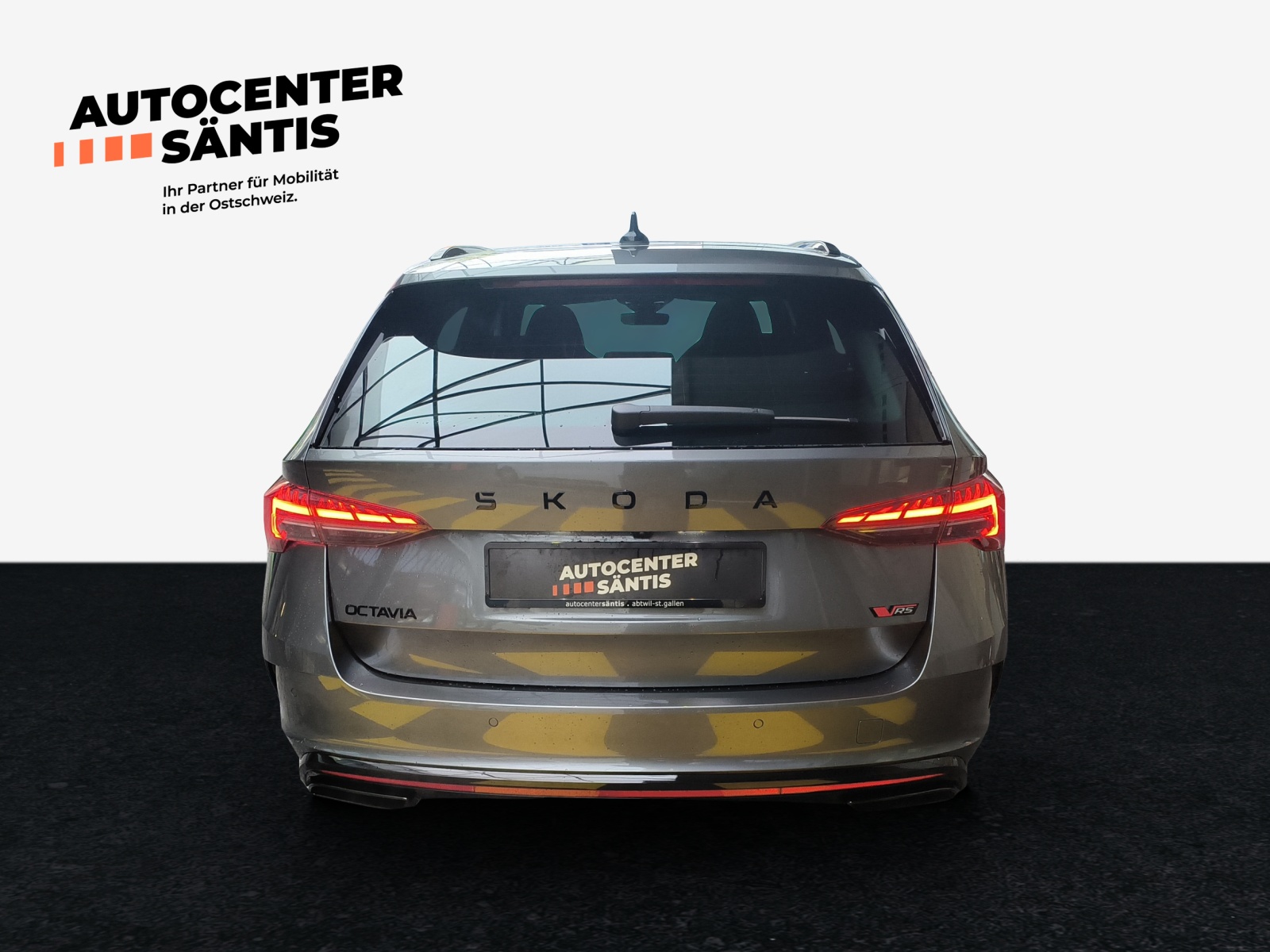 SKODA Octavia Combi 2.0 TSI DSG RS-image-4