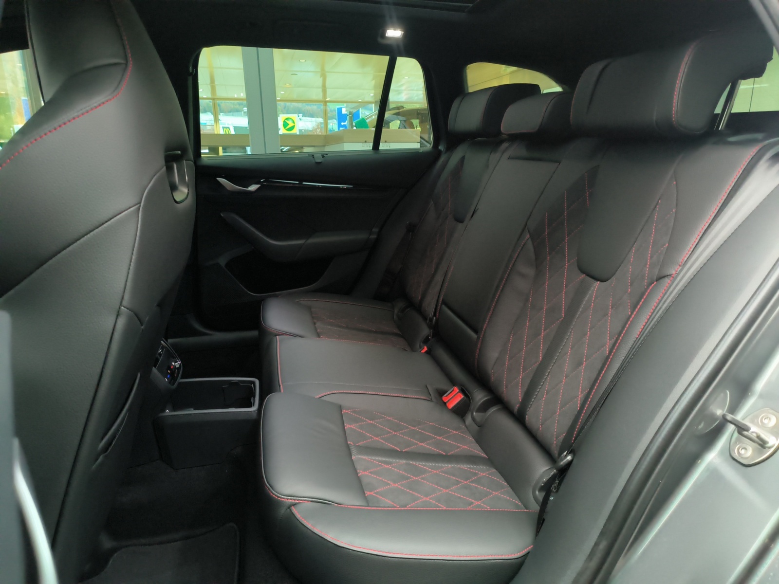 SKODA Octavia Combi 2.0 TSI DSG RS-image-10