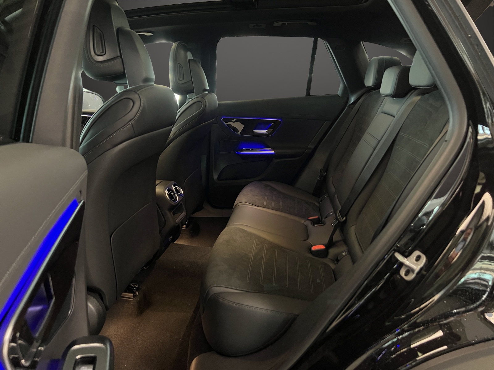 MERCEDES-BENZ GLC 300 4Matic 9G-Tronic AMG Line-image-11