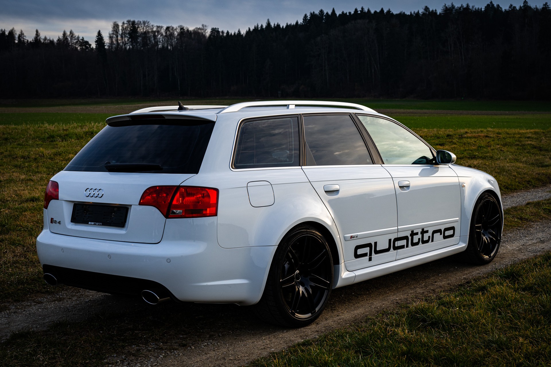 AUDI RS4 Avant 4.2 V8 quattro-image-2