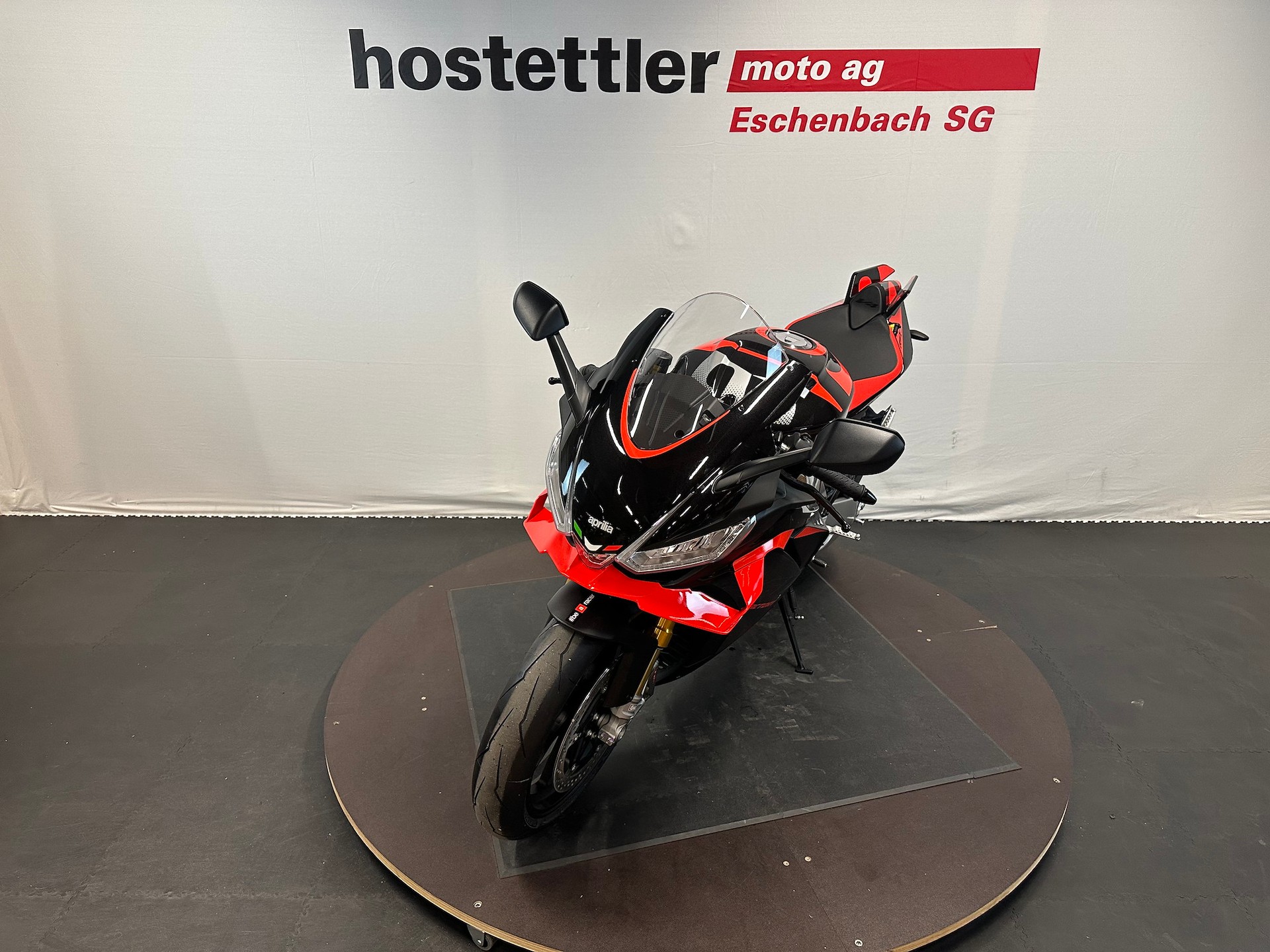APRILIA RSV4 1100 Factory-showroom-element-2