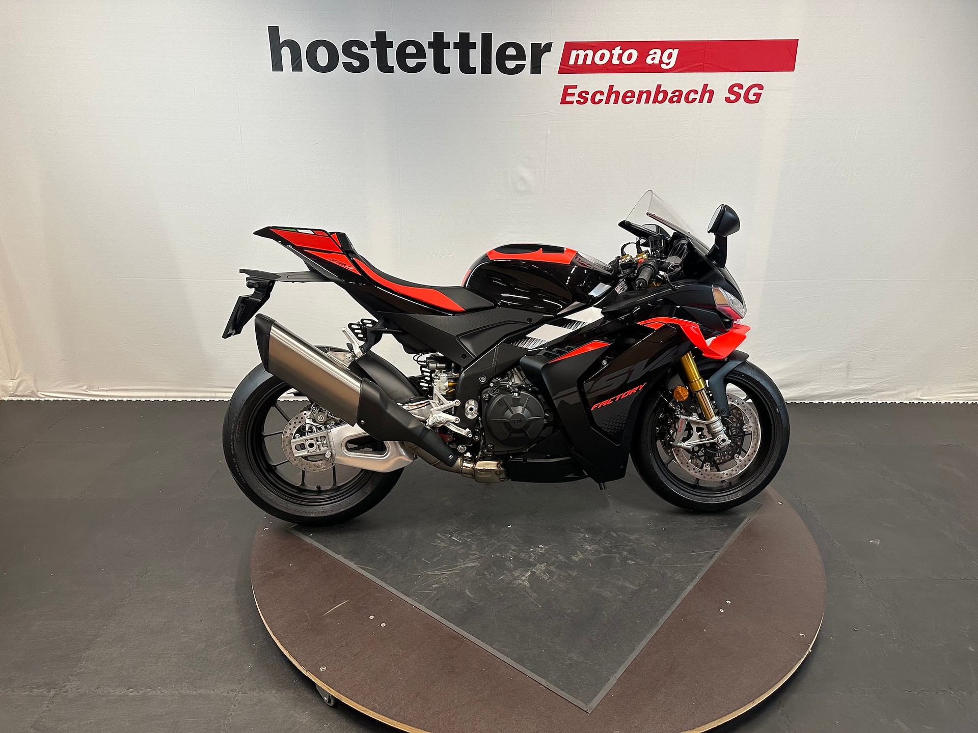 APRILIA RSV4 1100 Factory-showroom-element-1