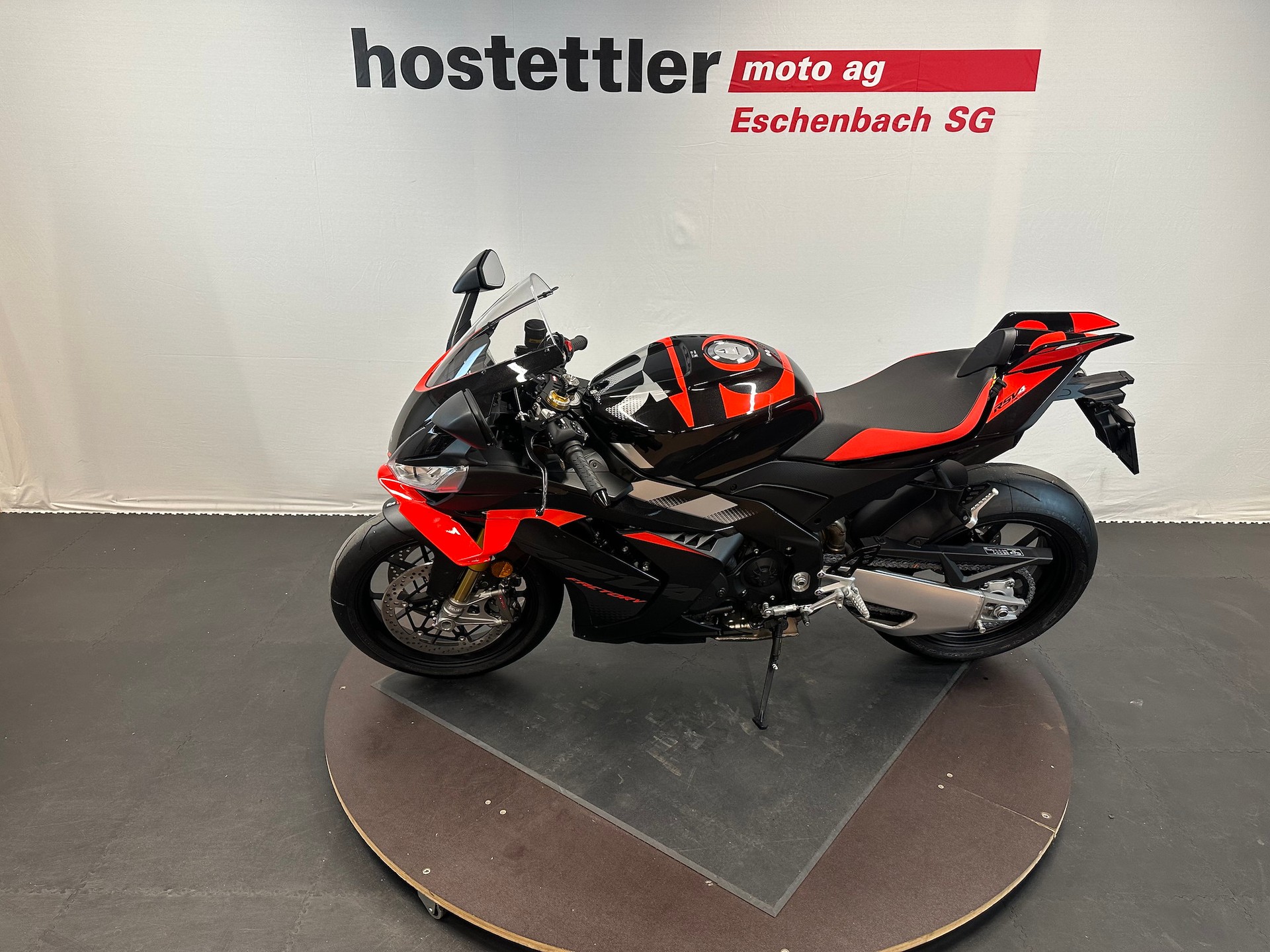 APRILIA RSV4 1100 Factory-showroom-element-3