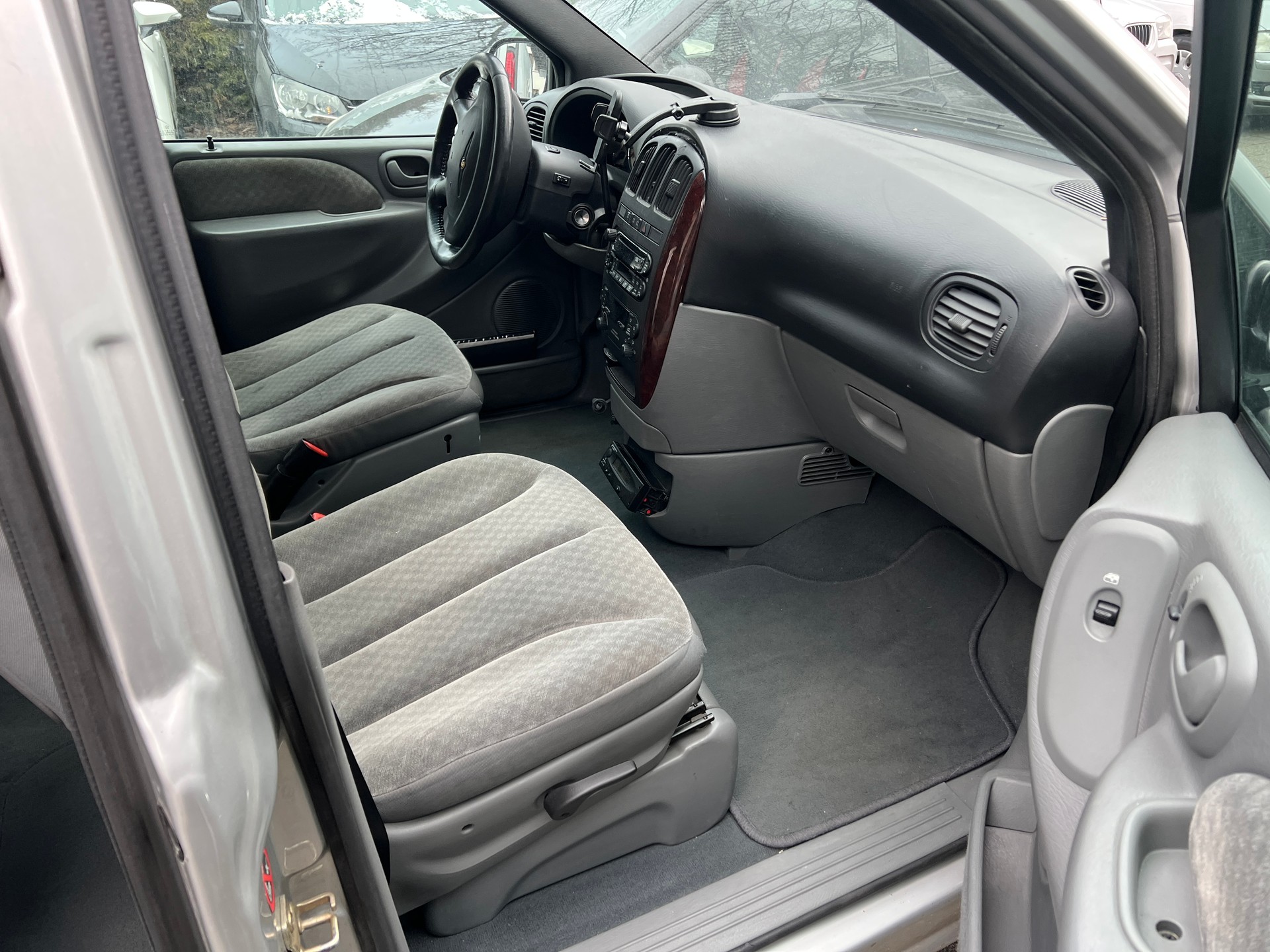 CHRYSLER Voyager 3.3 LX Automatic-image-8