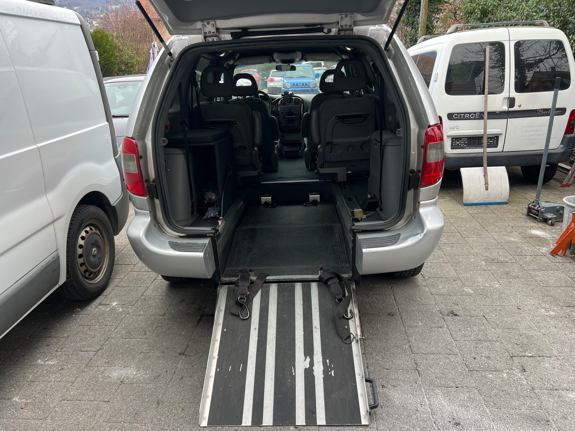 CHRYSLER Voyager 3.3 LX Automatic-image-4