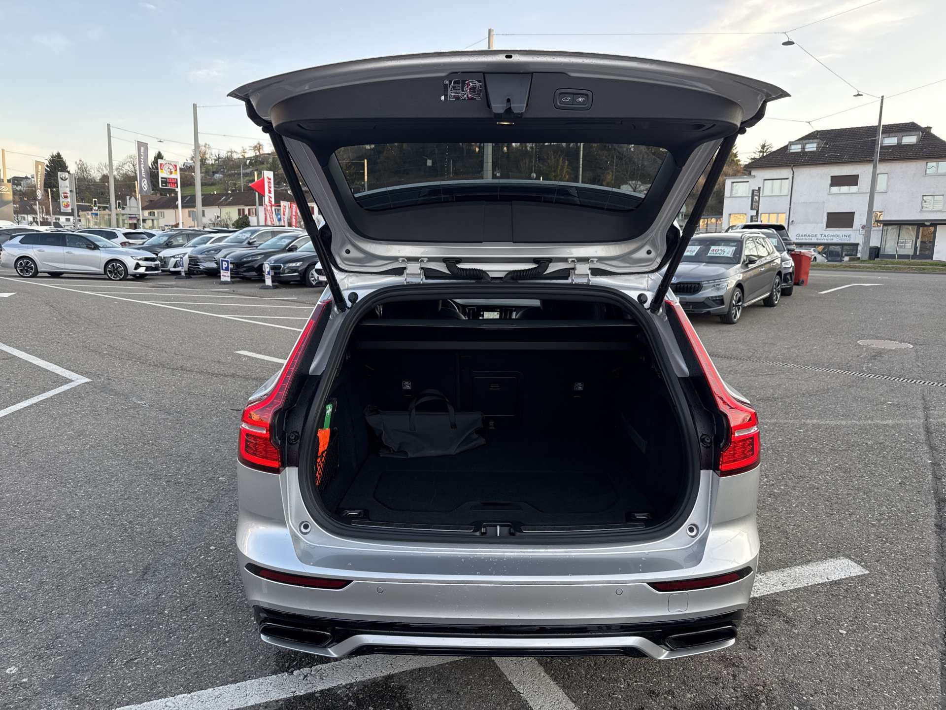 VOLVO V60 T8 eAWD Twin-Engine Polestar 405PS Geartronic-Automat-image-7