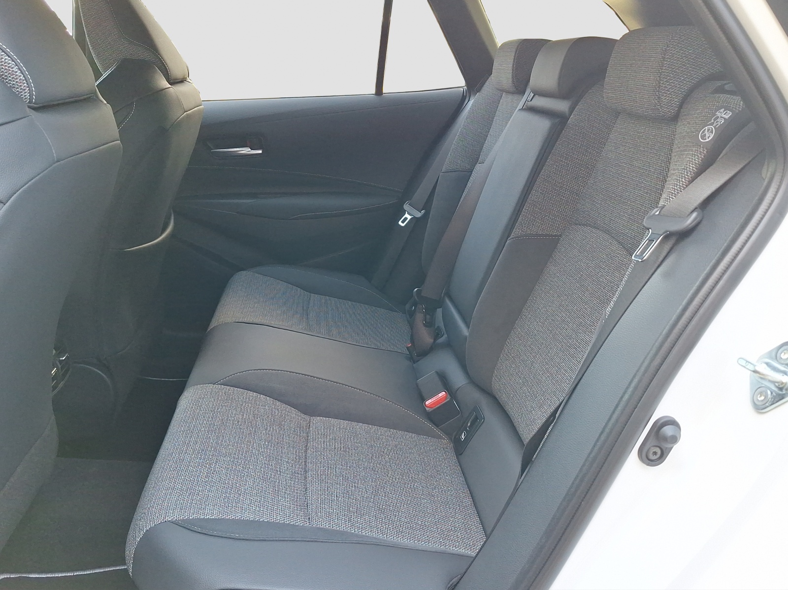 TOYOTA Corolla Touring Sports 2.0 HSD Swiss Edition-image-10