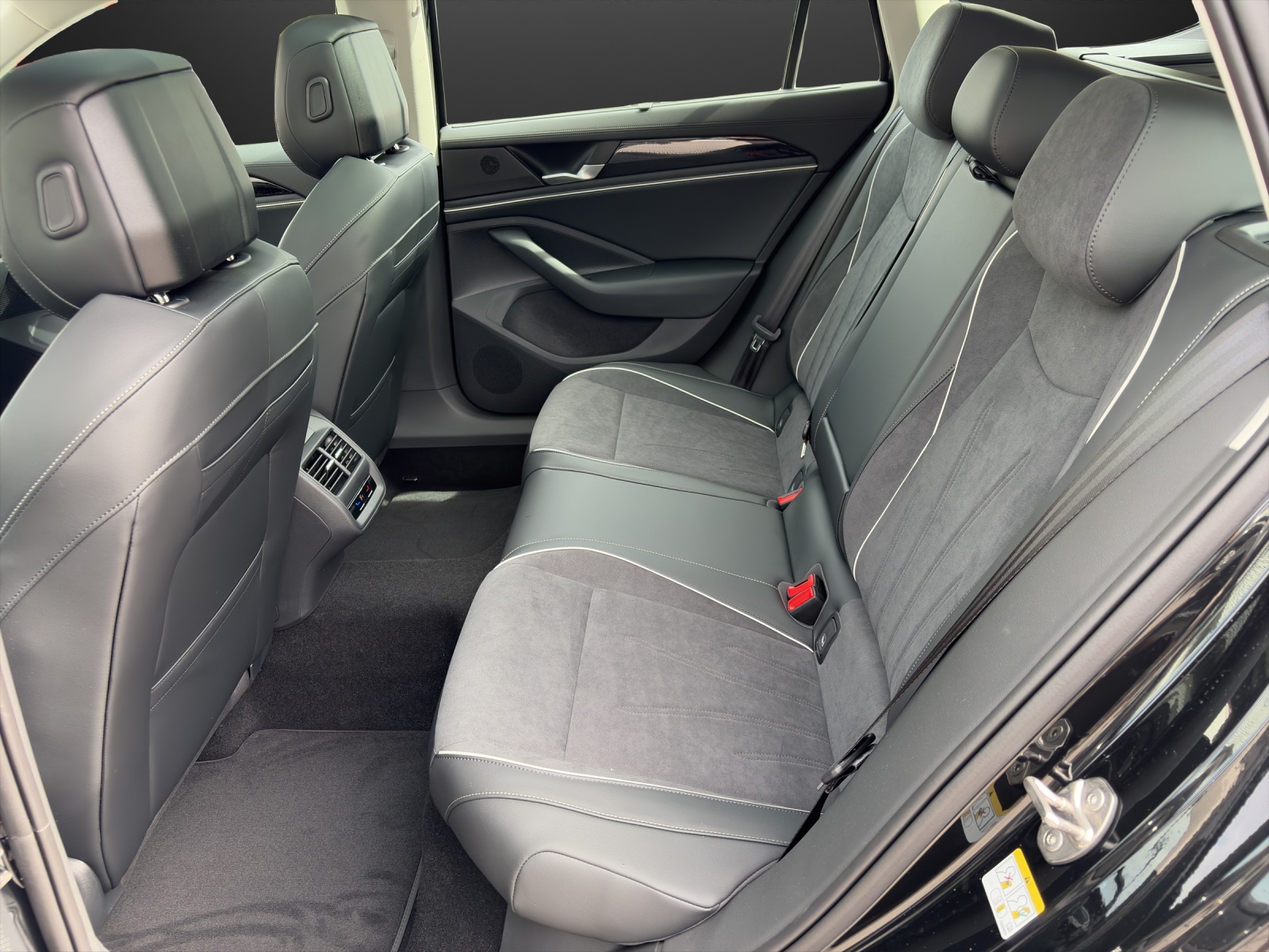 VW Passat Variant 1.5 TSI evo2 Plug-In- Hybrid Business DSG-image-8