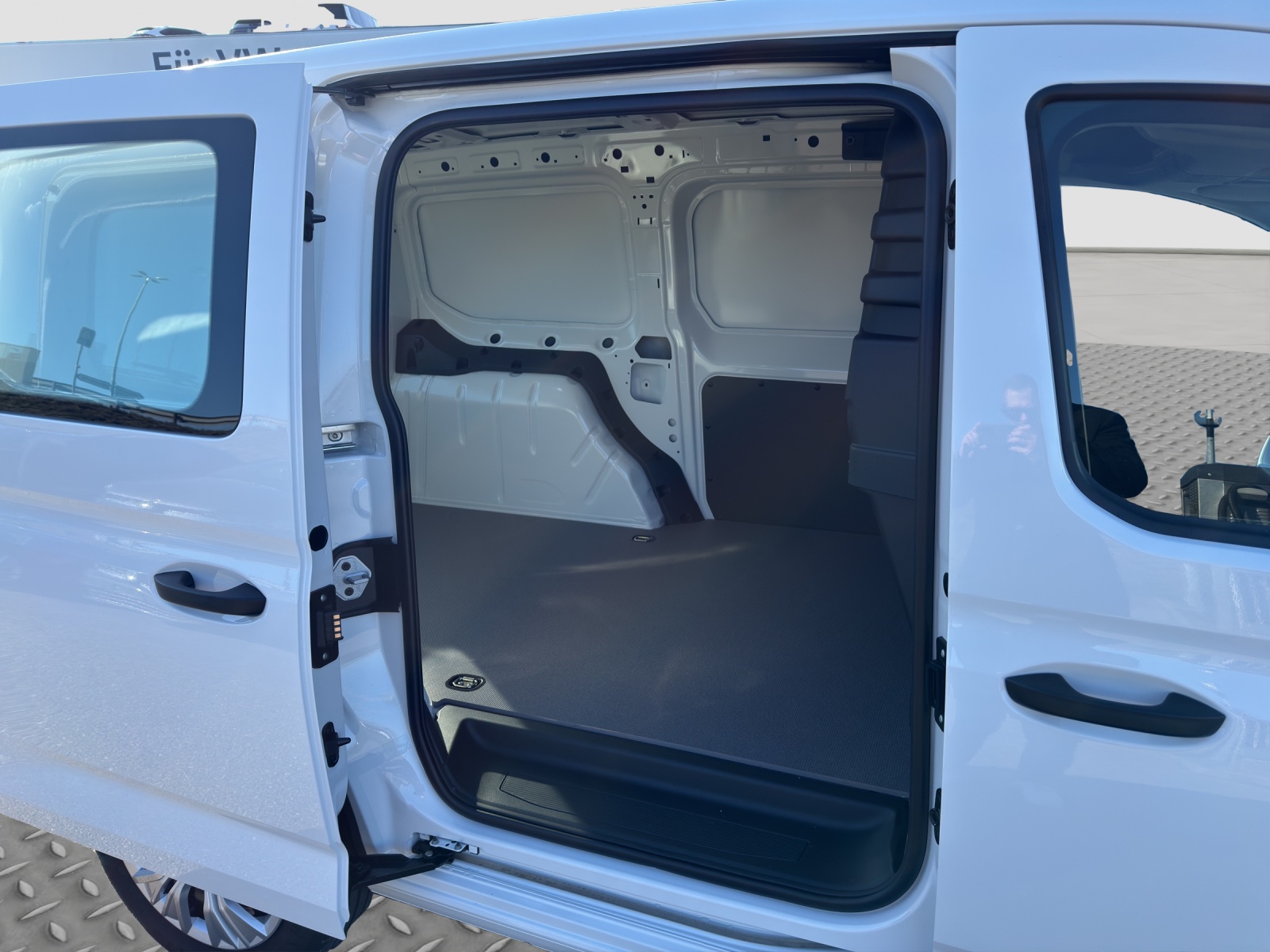 VW Caddy Cargo 2.0TDI Maxi 4Motion-image-12