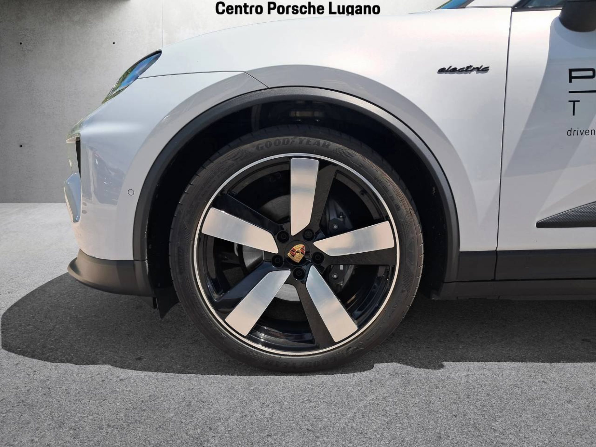 PORSCHE Macan 4 Electric-image-11