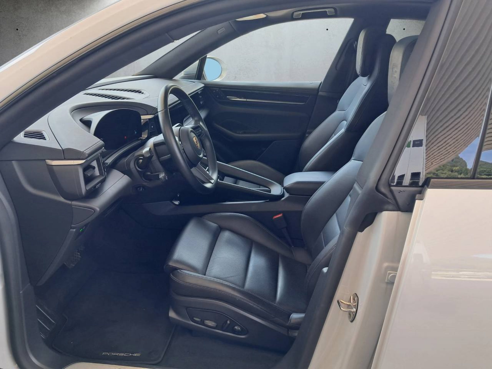 PORSCHE Macan 4 Electric-image-3