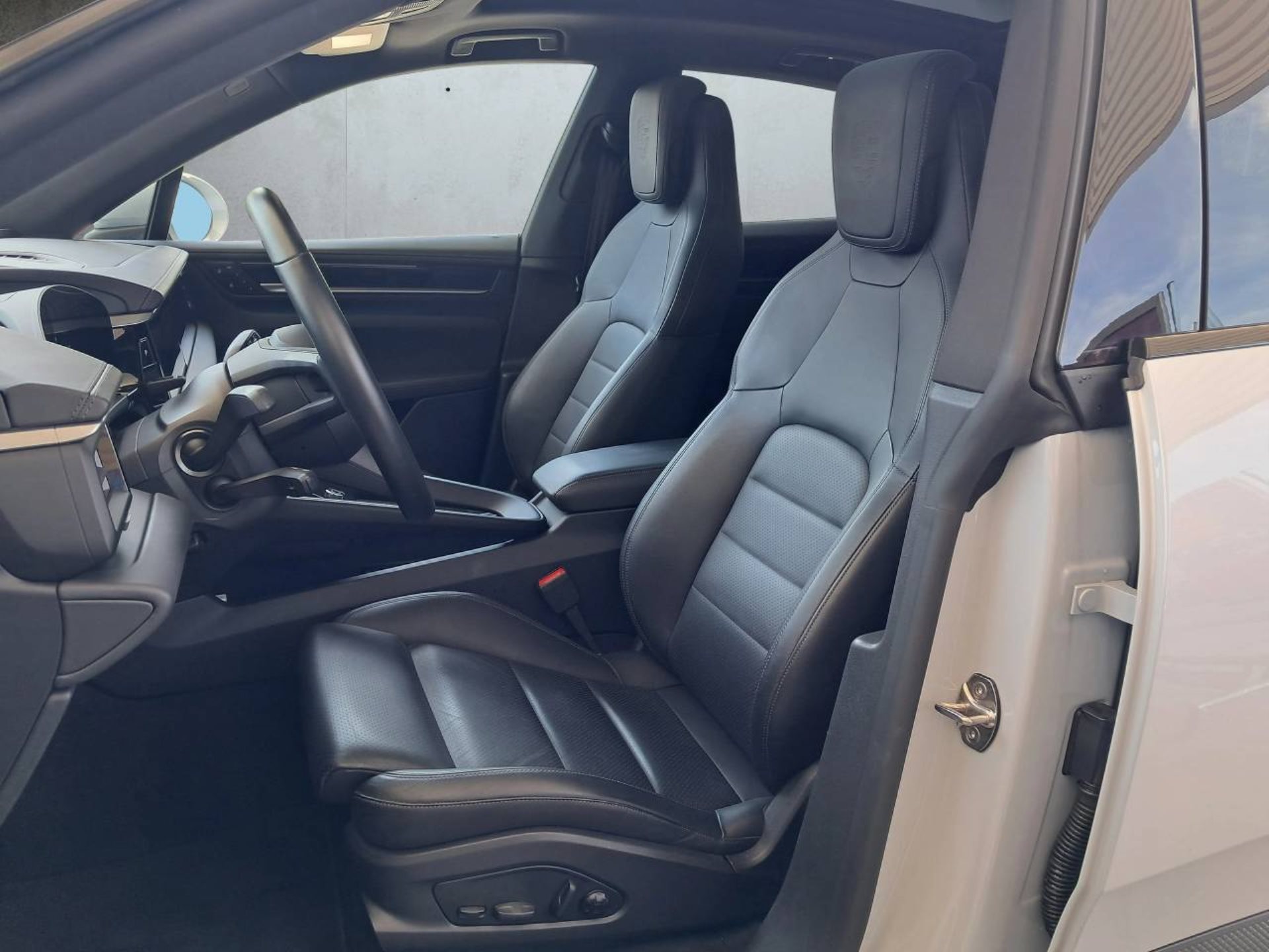PORSCHE Macan 4 Electric-image-4