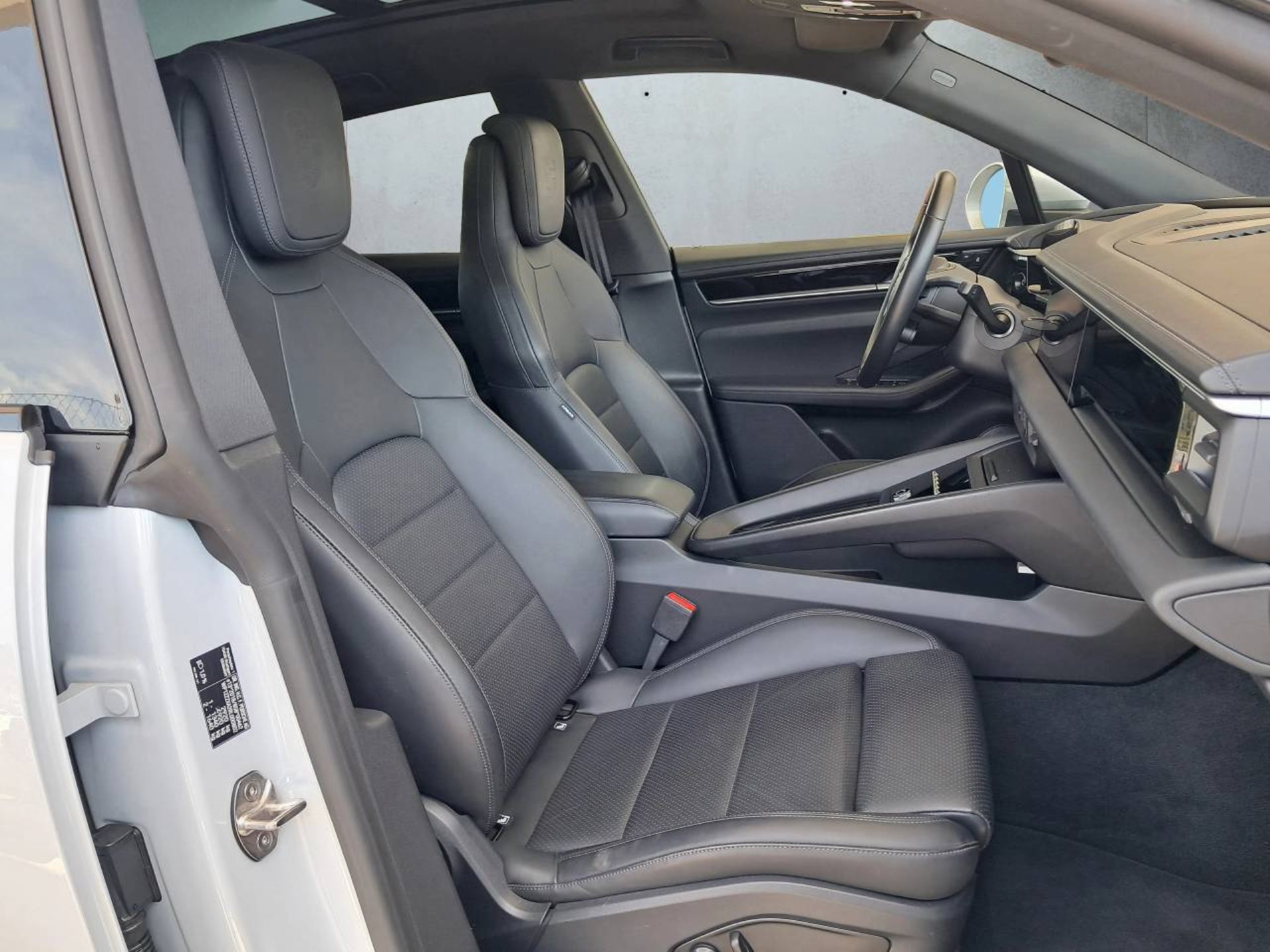 PORSCHE Macan 4 Electric-image-14