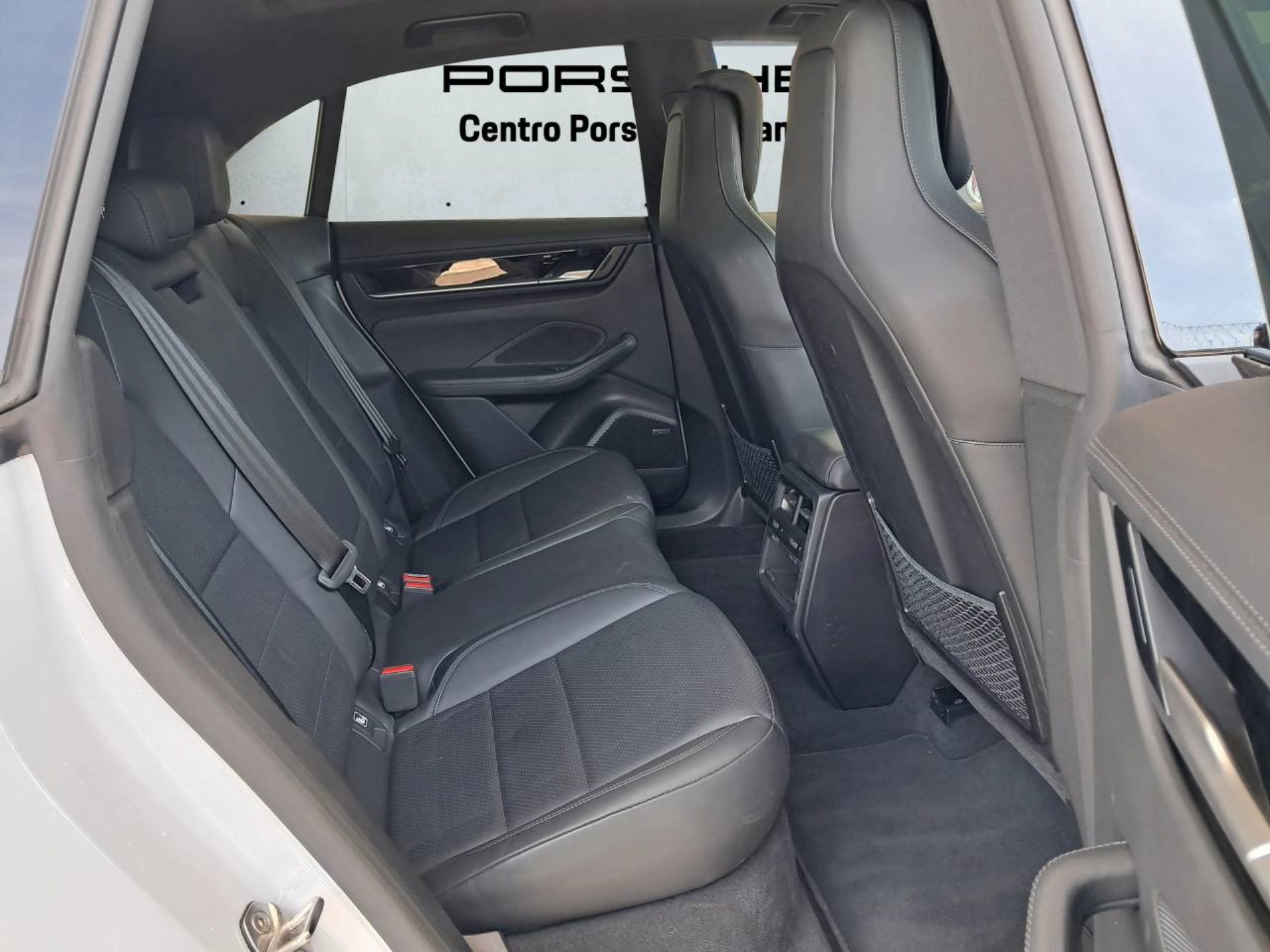 PORSCHE Macan 4 Electric-image-17
