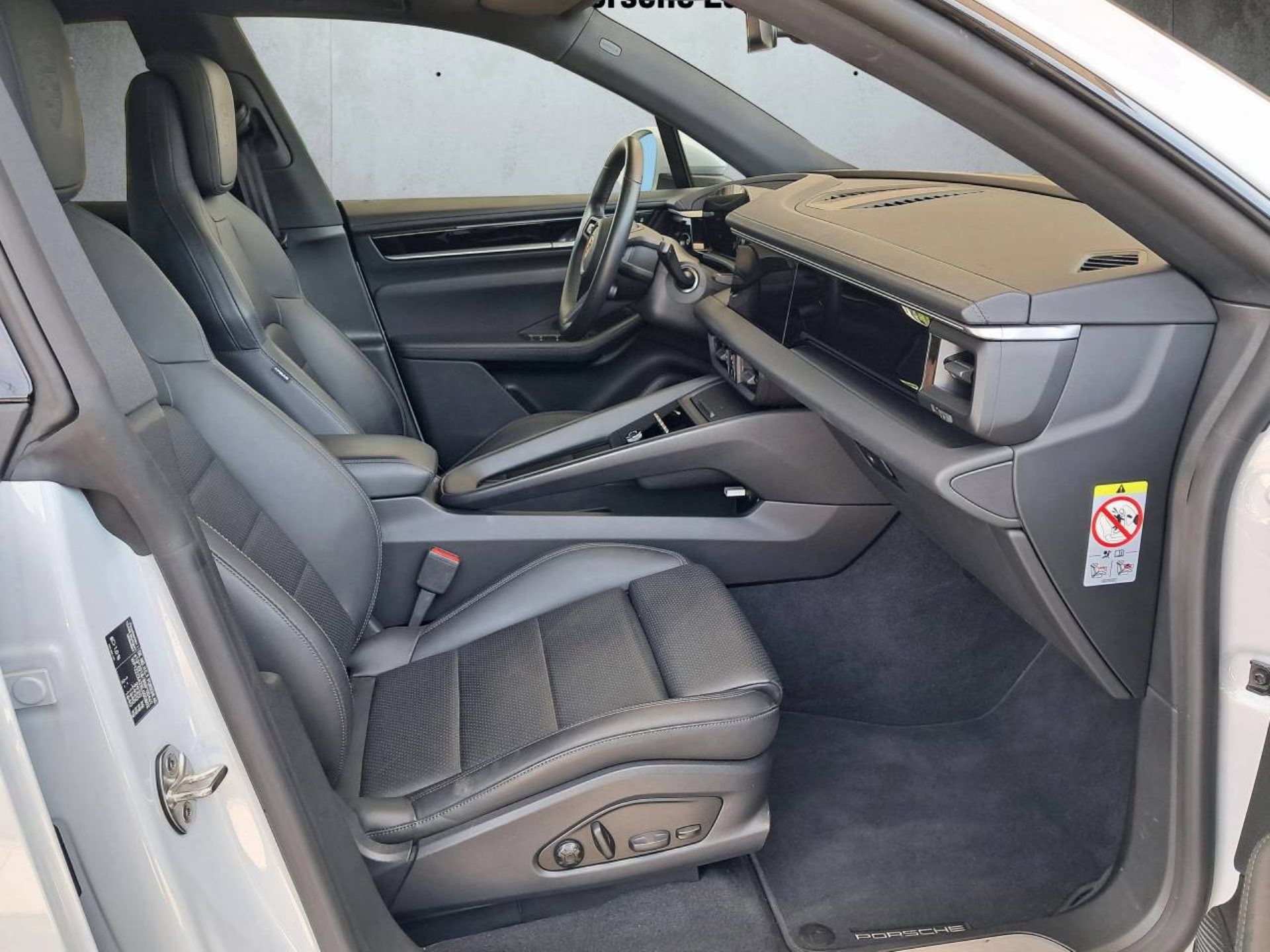 PORSCHE Macan 4 Electric-image-13
