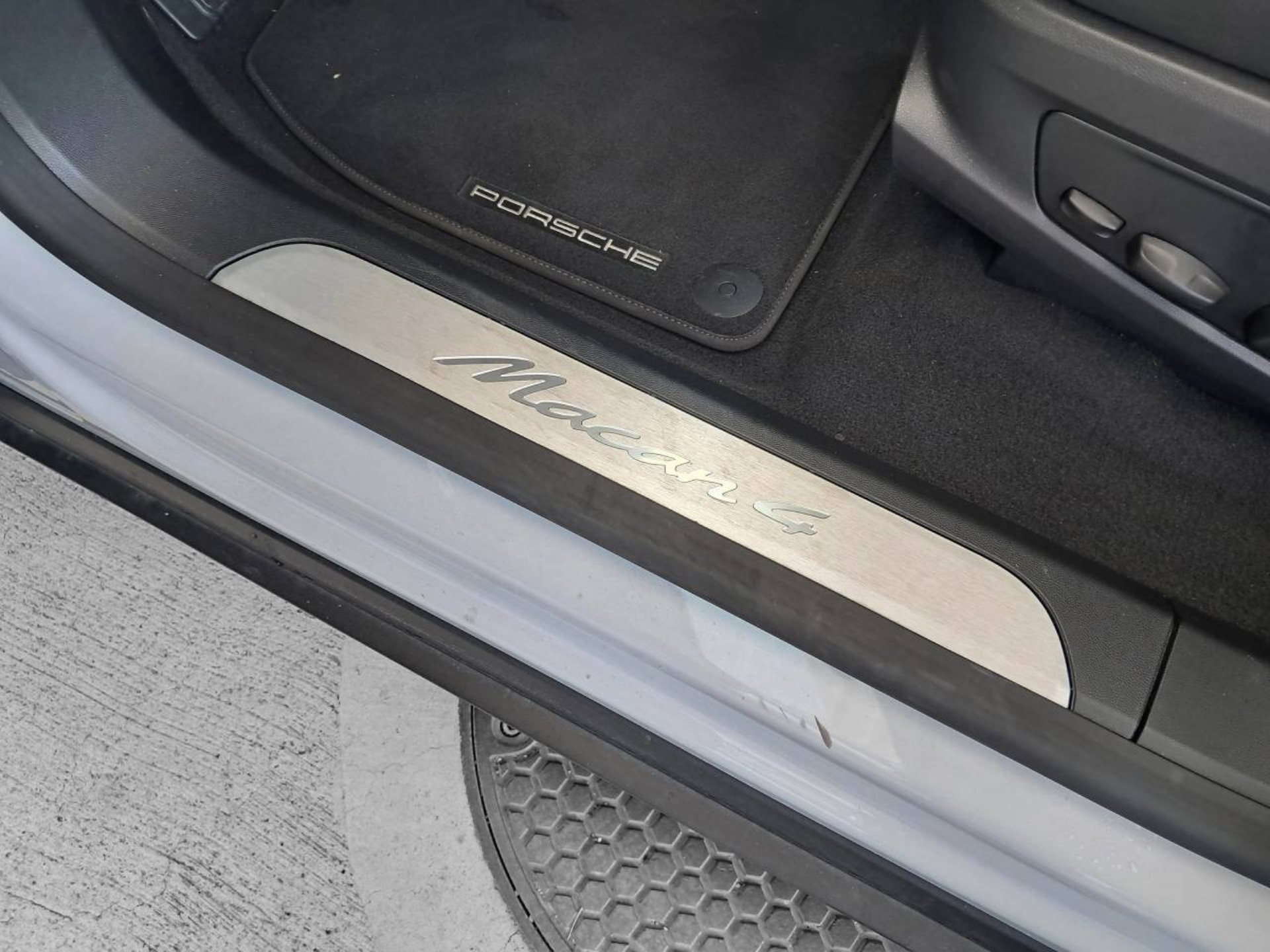 PORSCHE Macan 4 Electric-image-25