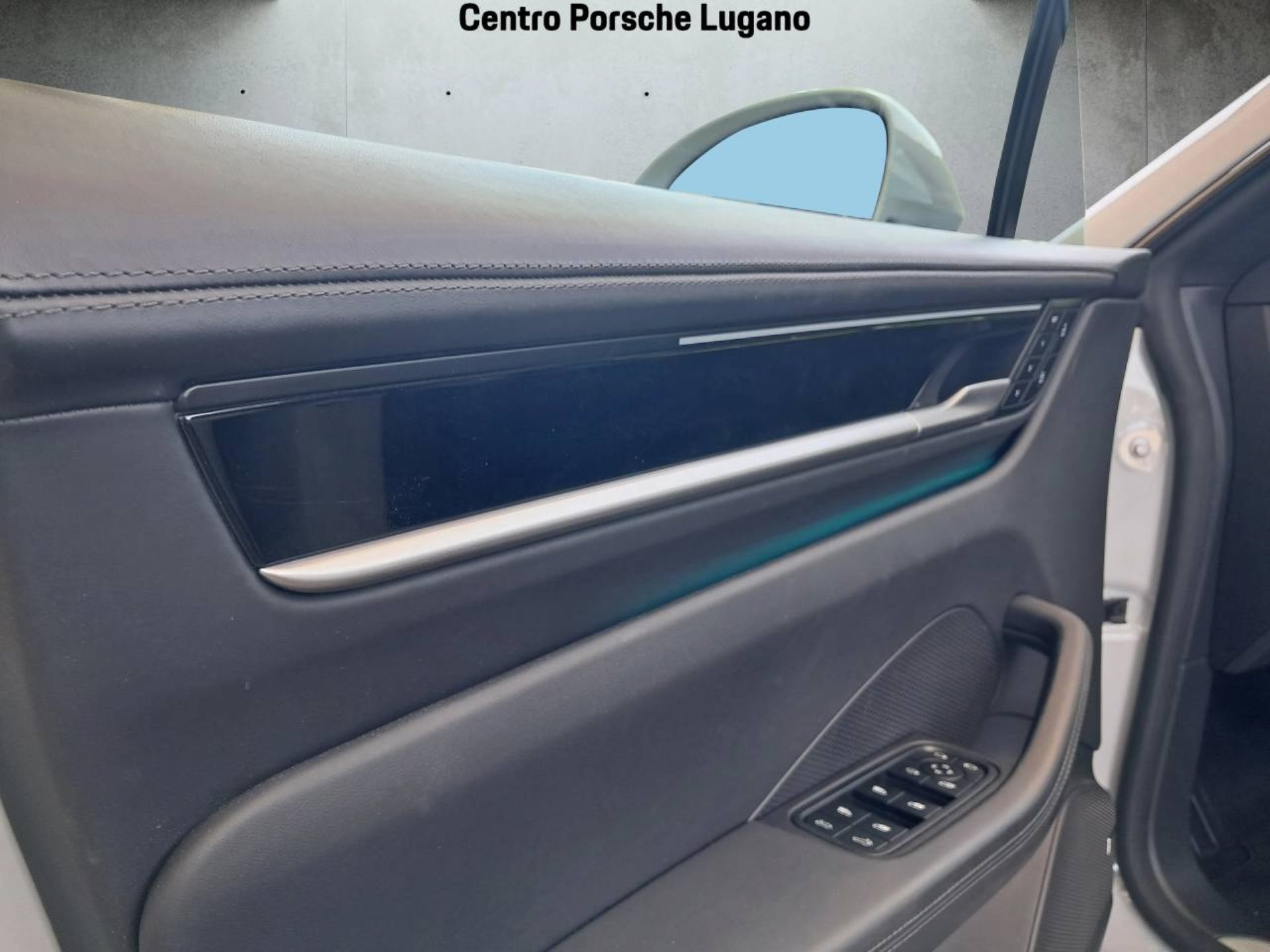 PORSCHE Macan 4 Electric-image-29