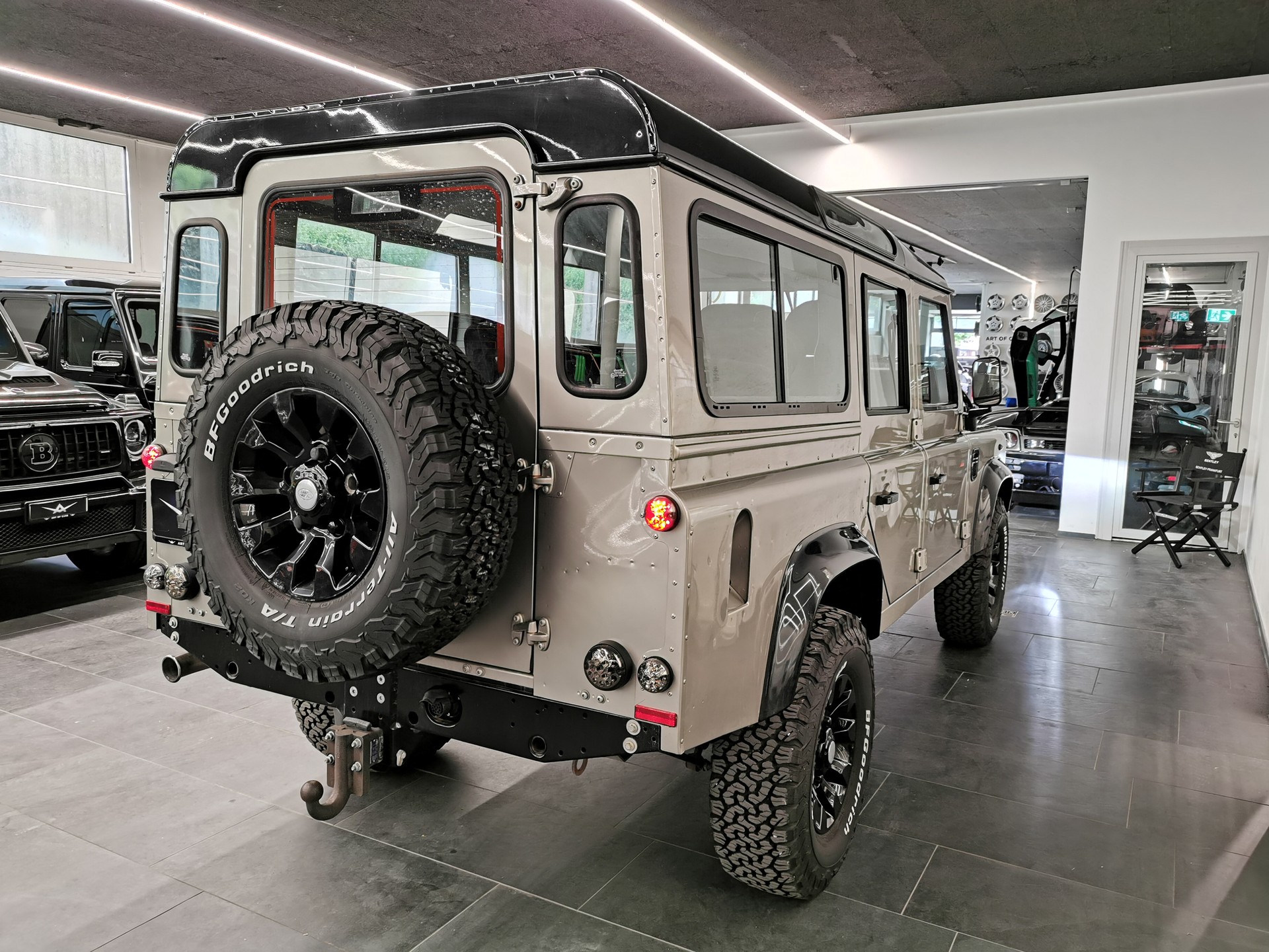 LAND ROVER Defender 110 2.2 TD4 Station Wagon HERITAGE SAHARA EDITION LEDER 7-SITZER-image-6