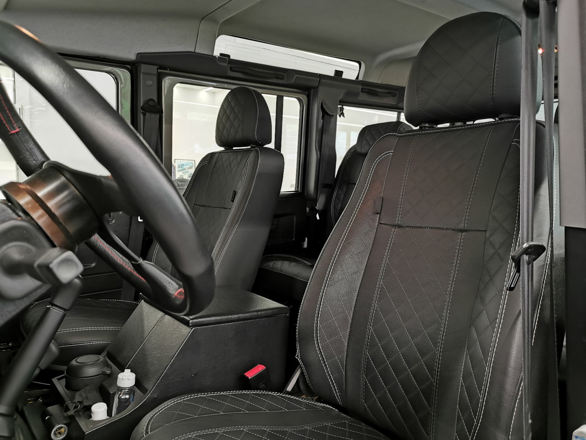 LAND ROVER Defender 110 2.2 TD4 Station Wagon HERITAGE SAHARA EDITION LEDER 7-SITZER-image-9