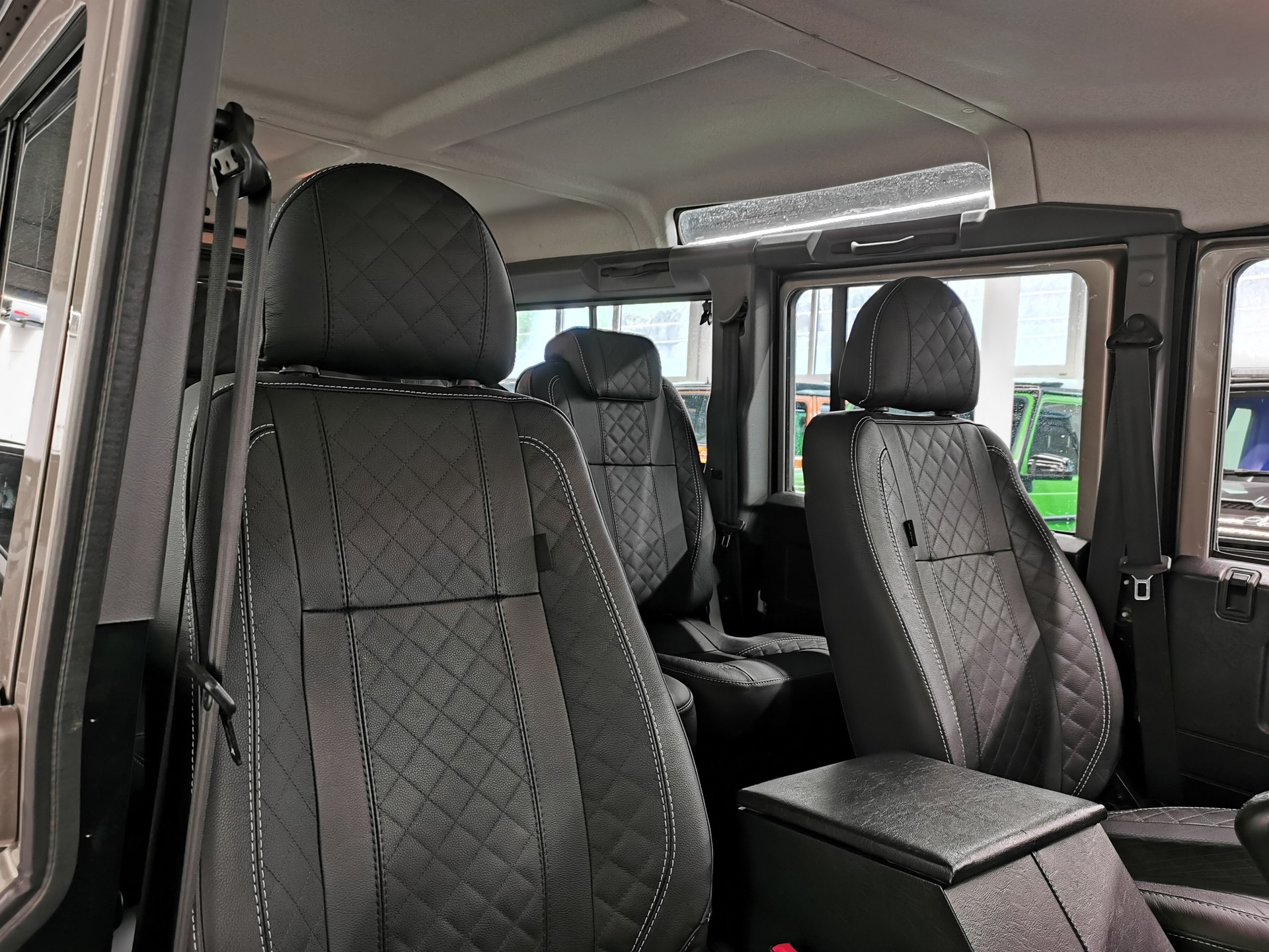 LAND ROVER Defender 110 2.2 TD4 Station Wagon HERITAGE SAHARA EDITION LEDER 7-SITZER-image-10