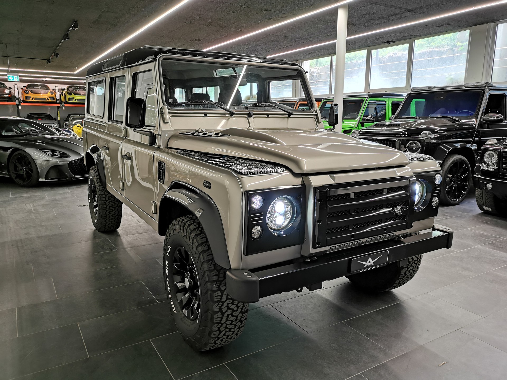 LAND ROVER Defender 110 2.2 TD4 Station Wagon HERITAGE SAHARA EDITION LEDER 7-SITZER