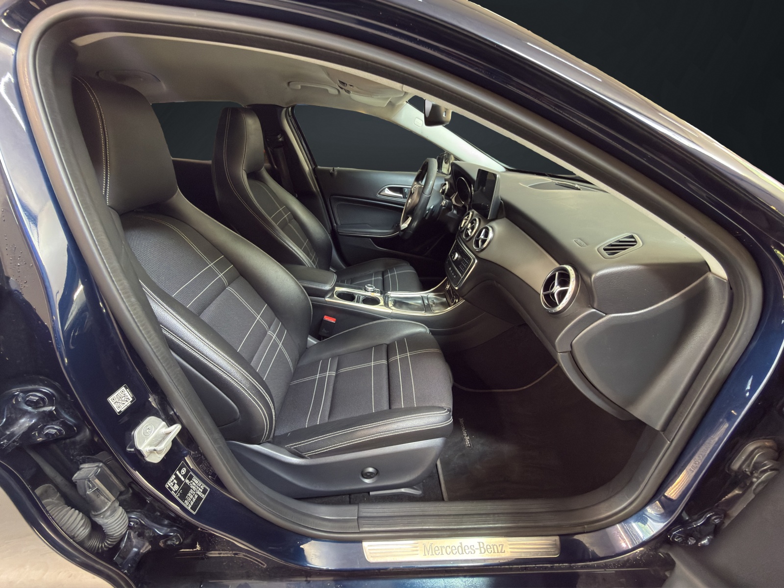 MERCEDES-BENZ GLA 200 CDI Swiss Star Edition Urban 4Matic 7G-DCT-image-11