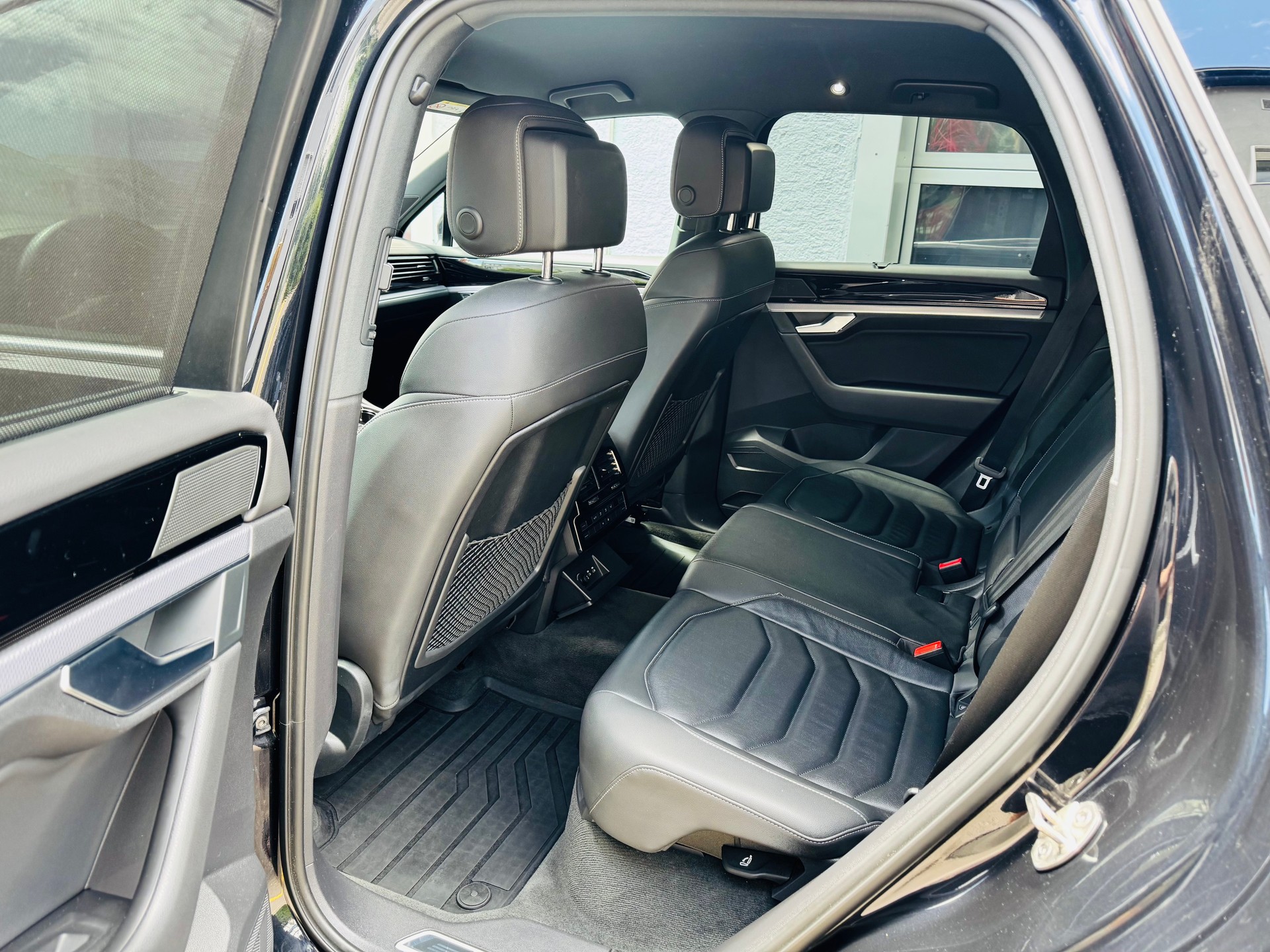 VW Touareg 3.0 TDI R Line Tiptronic-image-9