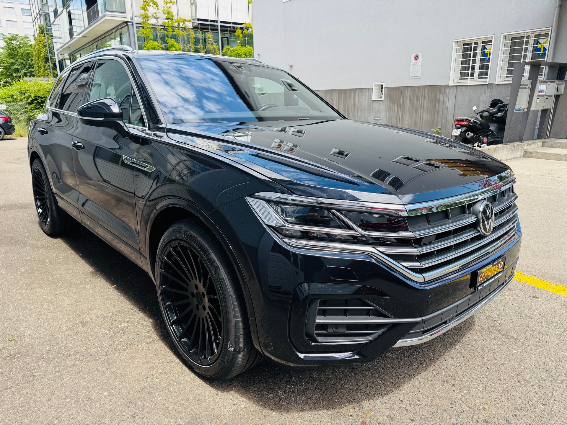 VW Touareg 3.0 TDI R Line Tiptronic-image-0