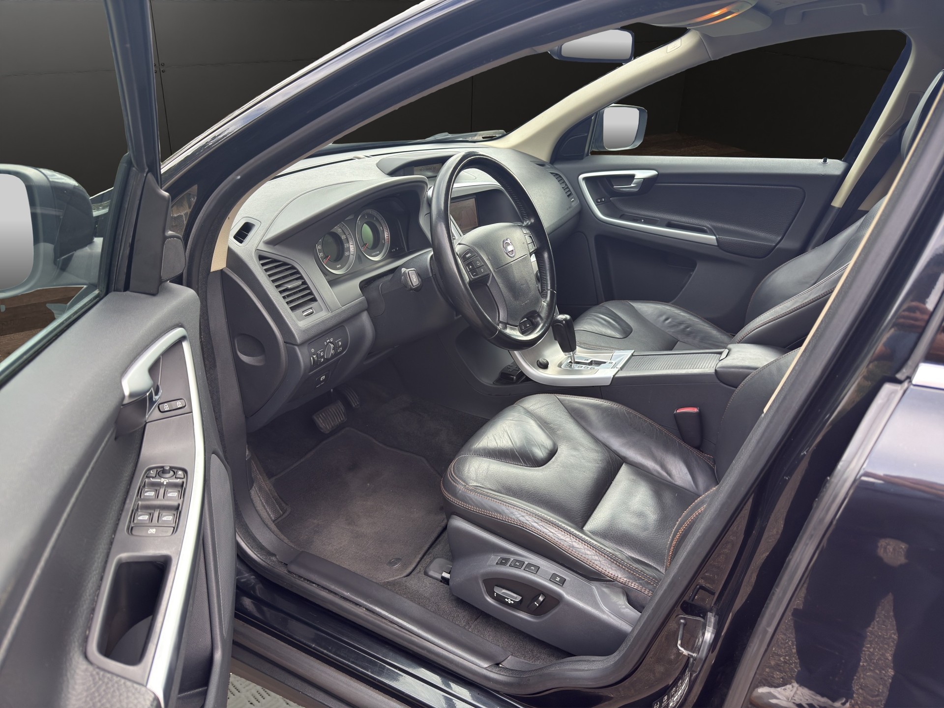 VOLVO XC60 D5 AWD Geartronic-image-10