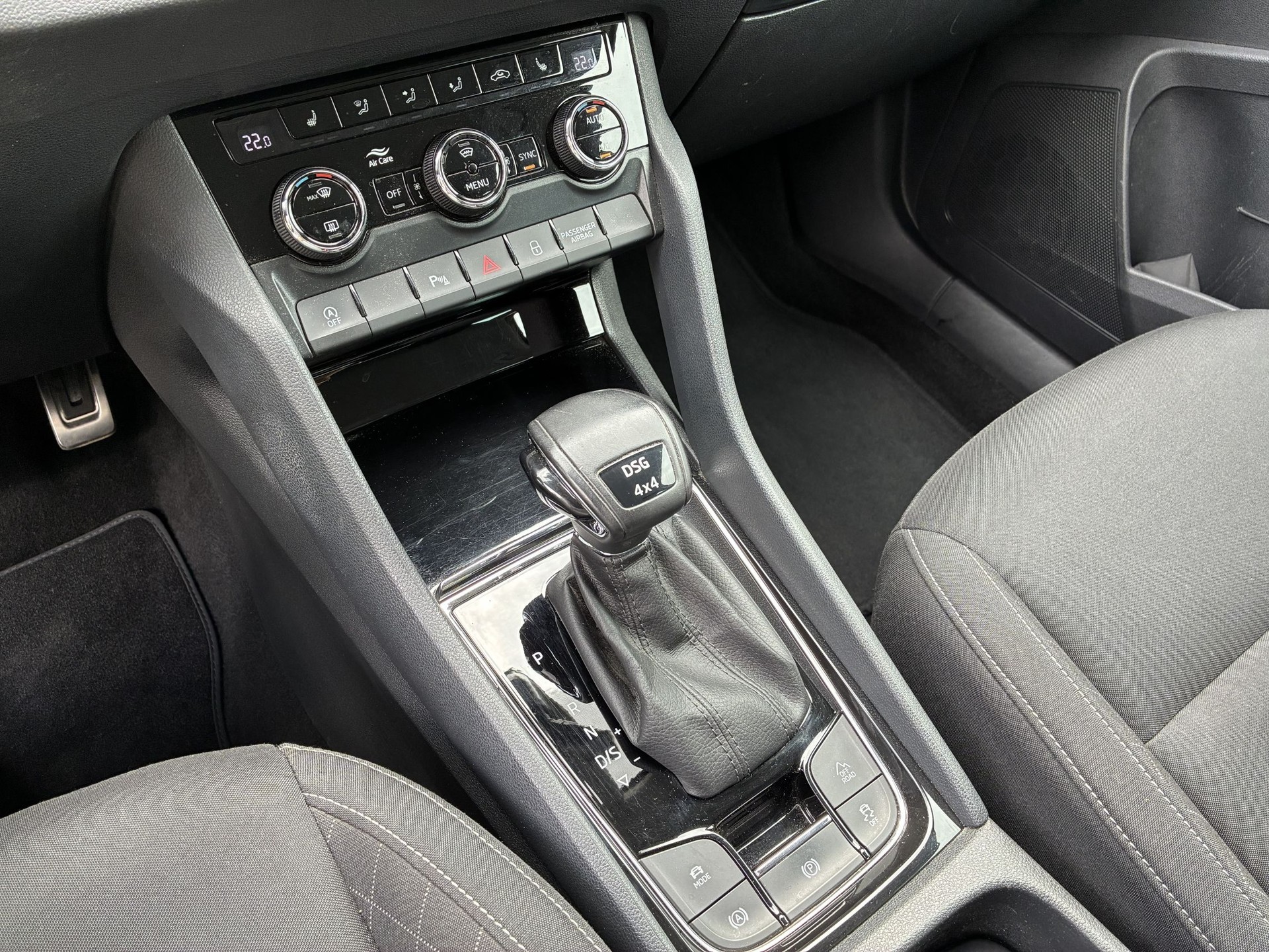 SKODA Karoq 2.0 TDI CR Ambition 4x4 DSG-image-13