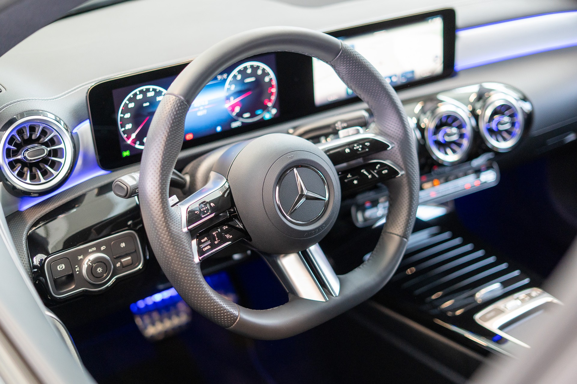 MERCEDES-BENZ CLA 200 AMG Line / Facelift / Rückfahrkamera / Ambientebeleuchtung-image-10