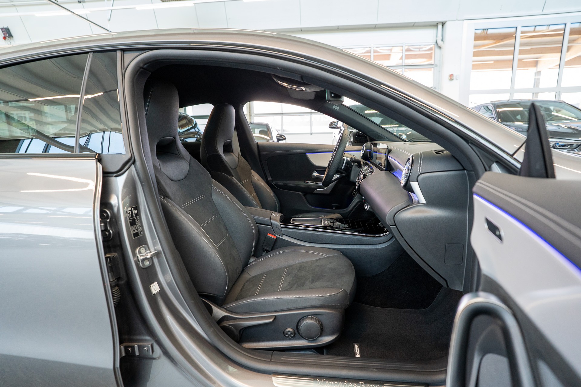 MERCEDES-BENZ CLA 200 AMG Line / Facelift / Rückfahrkamera / Ambientebeleuchtung-image-14