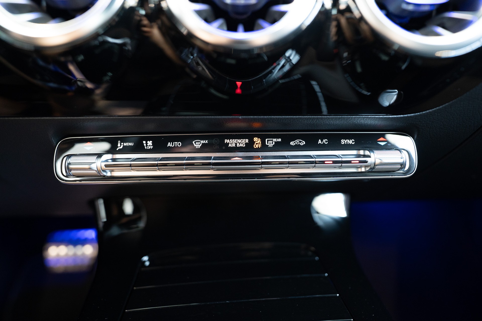 MERCEDES-BENZ CLA 200 AMG Line / Facelift / Rückfahrkamera / Ambientebeleuchtung-image-22