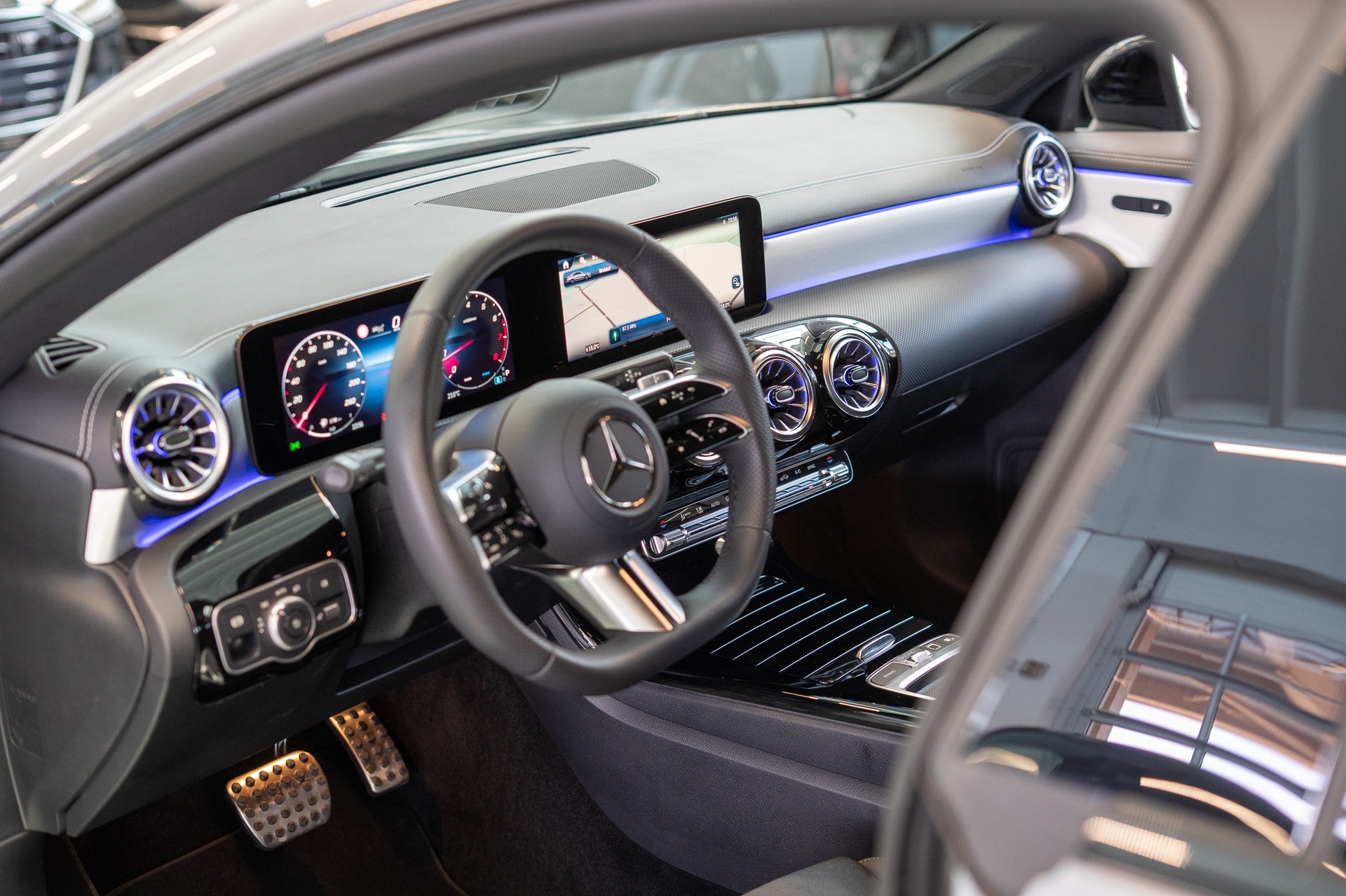 MERCEDES-BENZ CLA 200 AMG Line / Facelift / Rückfahrkamera / Ambientebeleuchtung-image-9