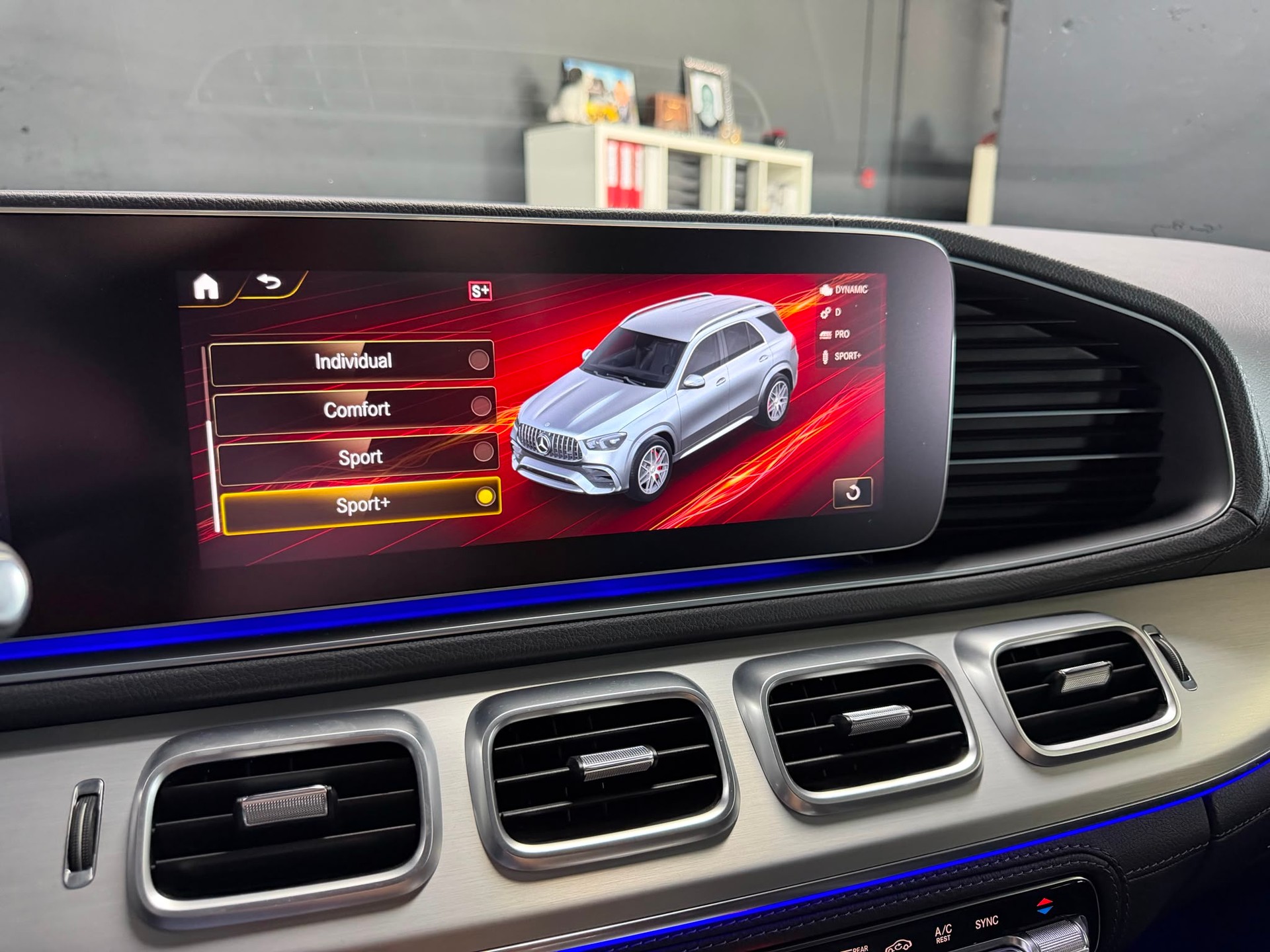 MERCEDES-BENZ GLE 63 AMG Limited Black&Silver Performance 720PS 4Matic+ 9G-Speedshift-image-17