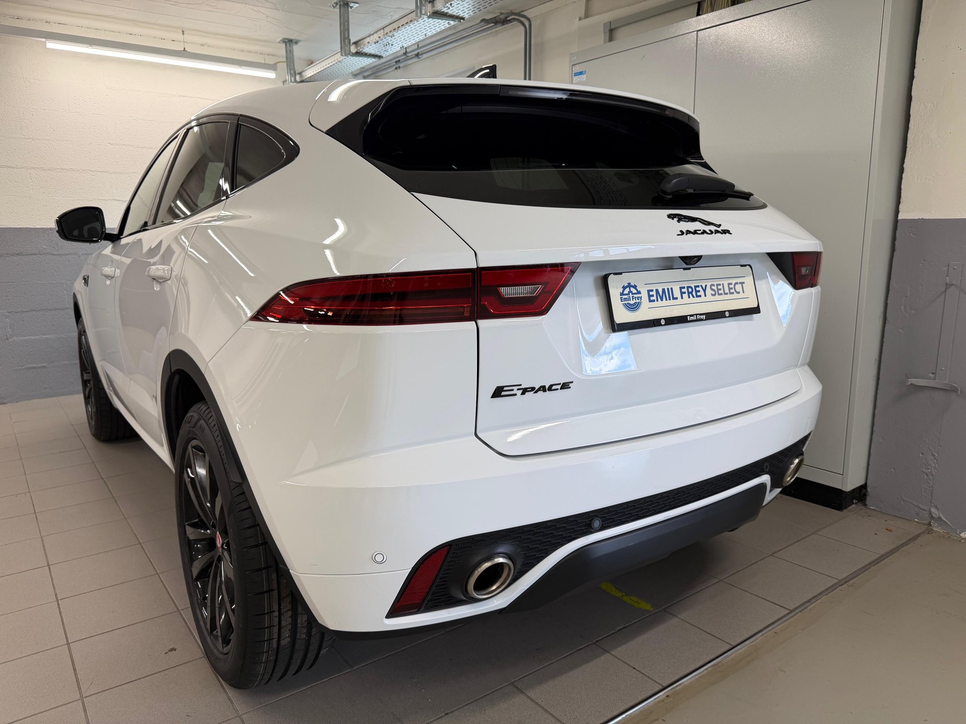 JAGUAR E-Pace 2.0 I4 200 R-Dynamic S AWD-image-5
