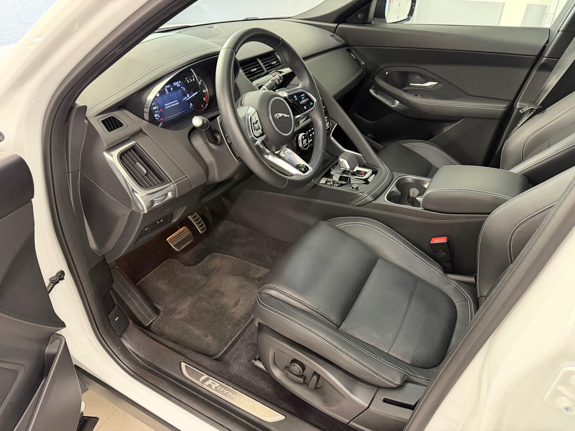 JAGUAR E-Pace 2.0 I4 200 R-Dynamic S AWD-image-8