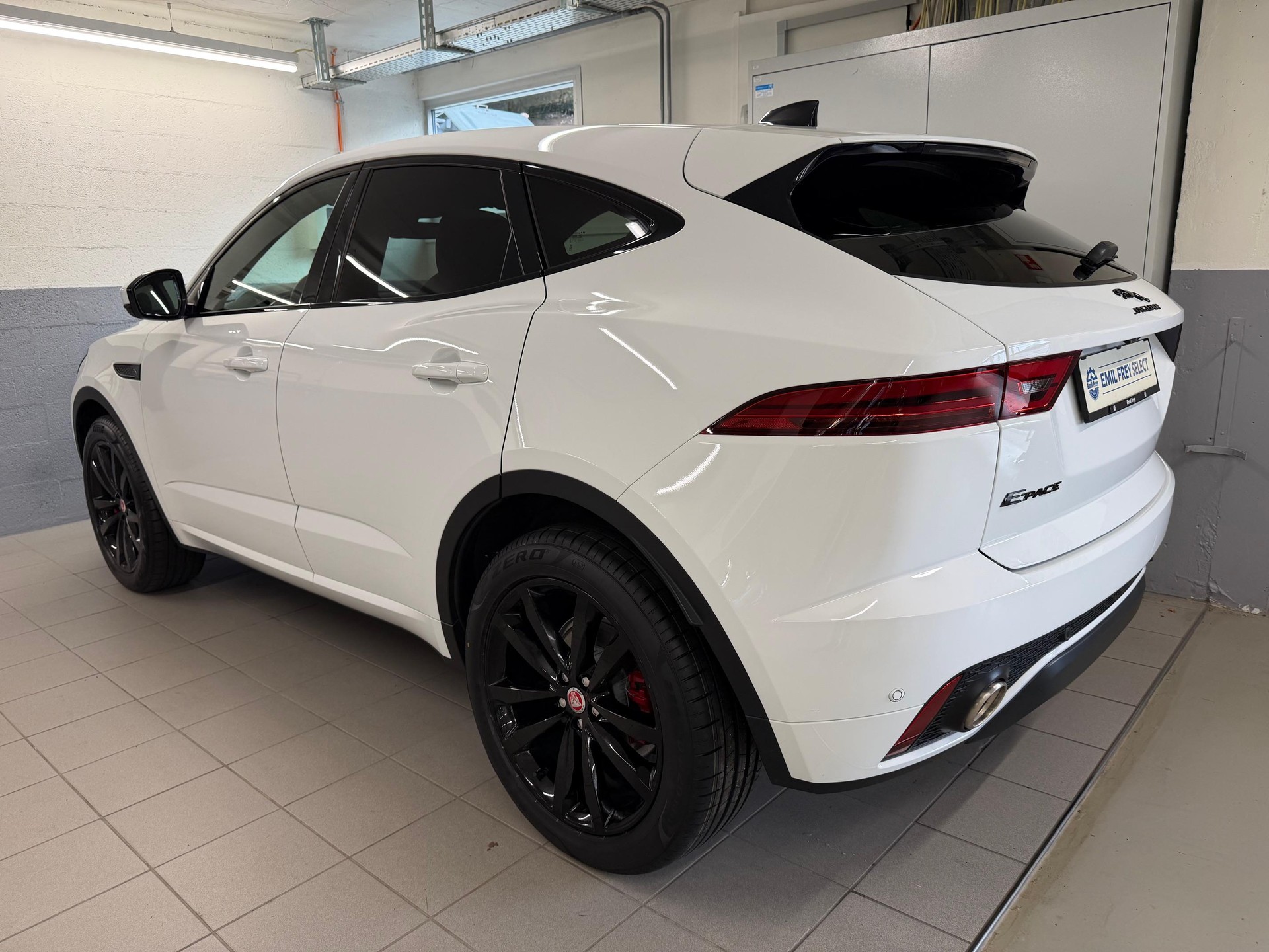 JAGUAR E-Pace 2.0 I4 200 R-Dynamic S AWD-image-6