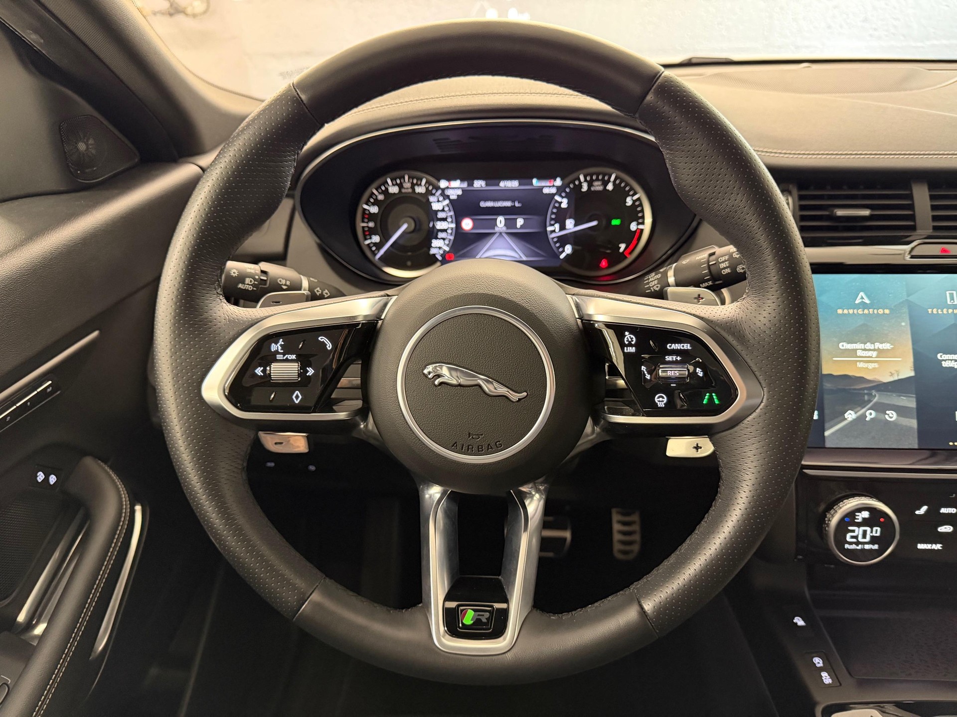 JAGUAR E-Pace 2.0 I4 200 R-Dynamic S AWD-image-8
