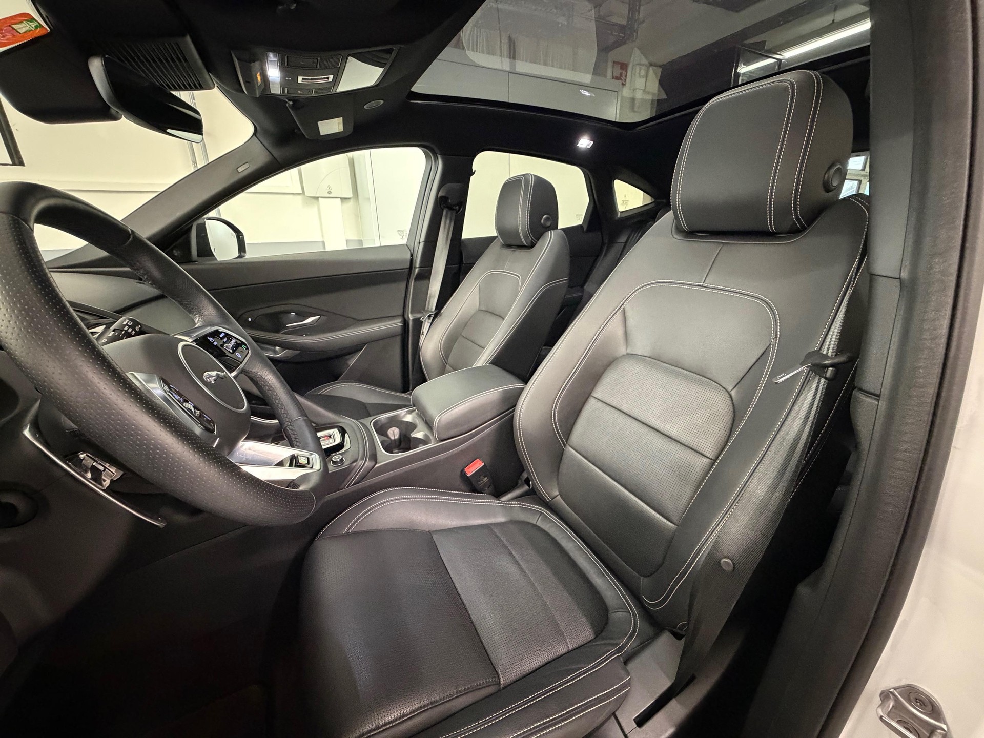 JAGUAR E-Pace 2.0 I4 200 R-Dynamic S AWD-image-9