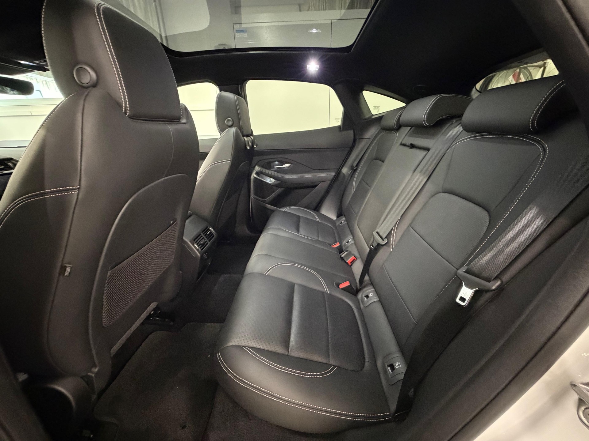 JAGUAR E-Pace 2.0 I4 200 R-Dynamic S AWD-image-15