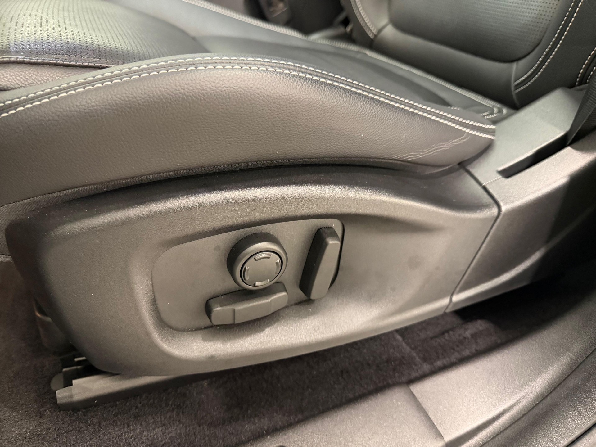 JAGUAR E-Pace 2.0 I4 200 R-Dynamic S AWD-image-10