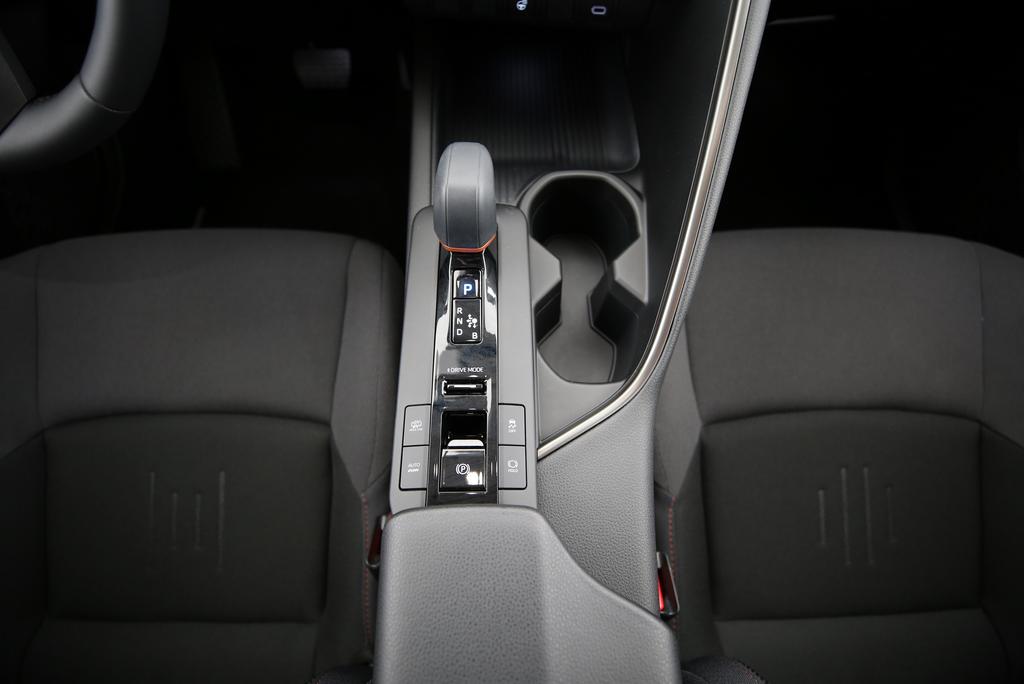 TOYOTA C-HR 2.0 PHEV Charge-image-9