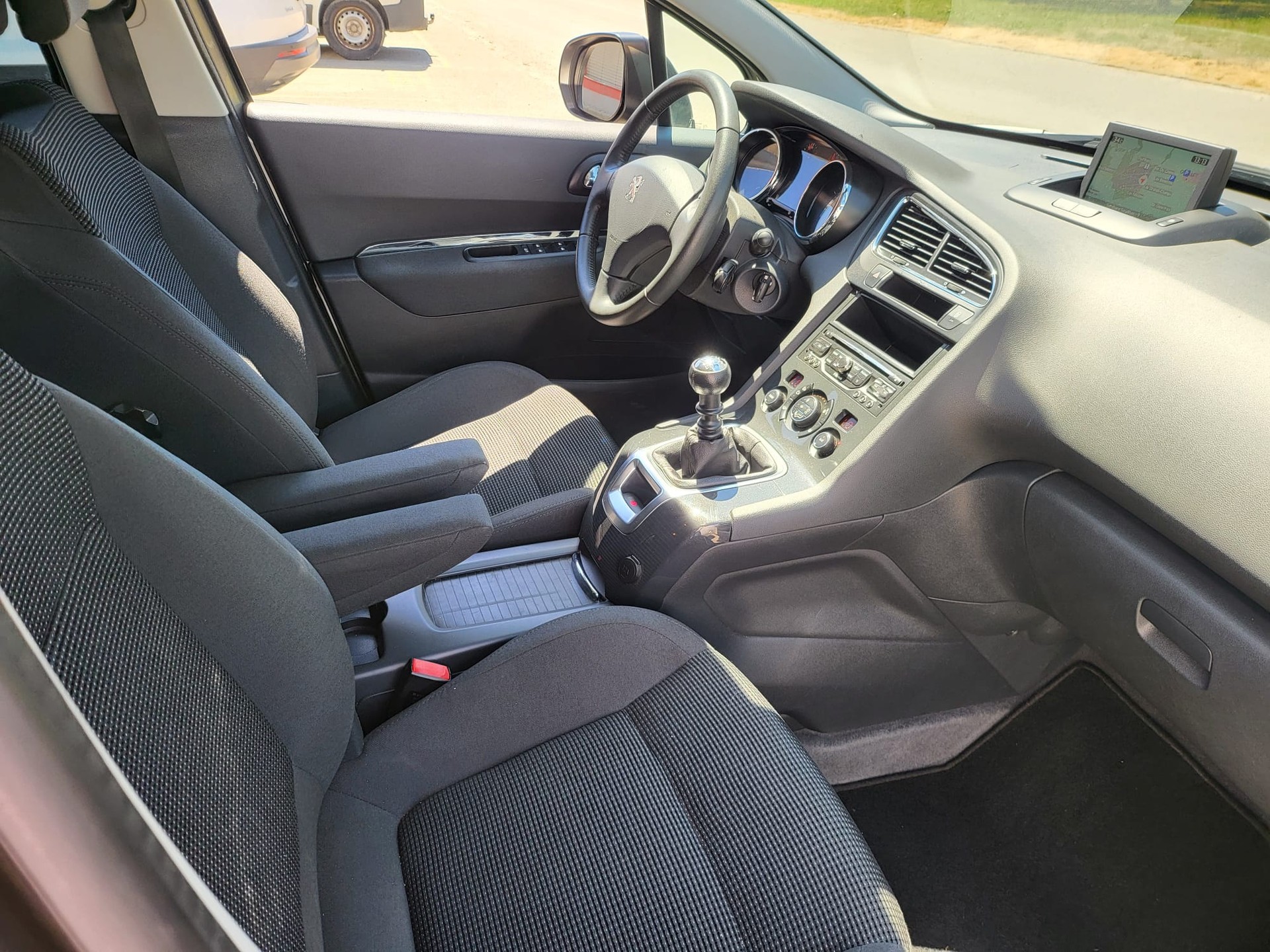 PEUGEOT 5008 HDI 115-image-1